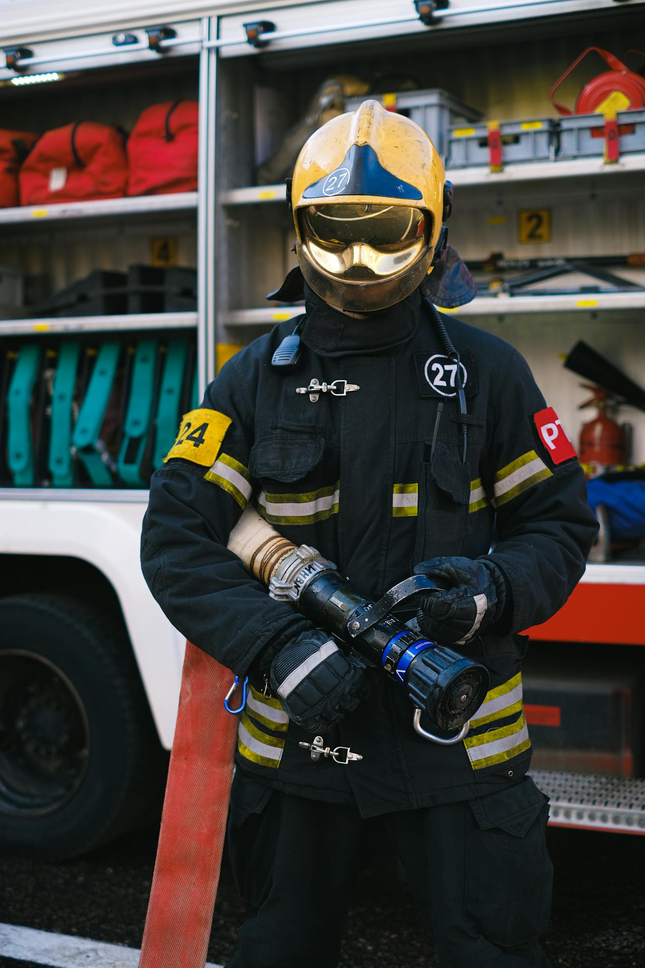 Un bombero con su equipo | Fuente: Pexels