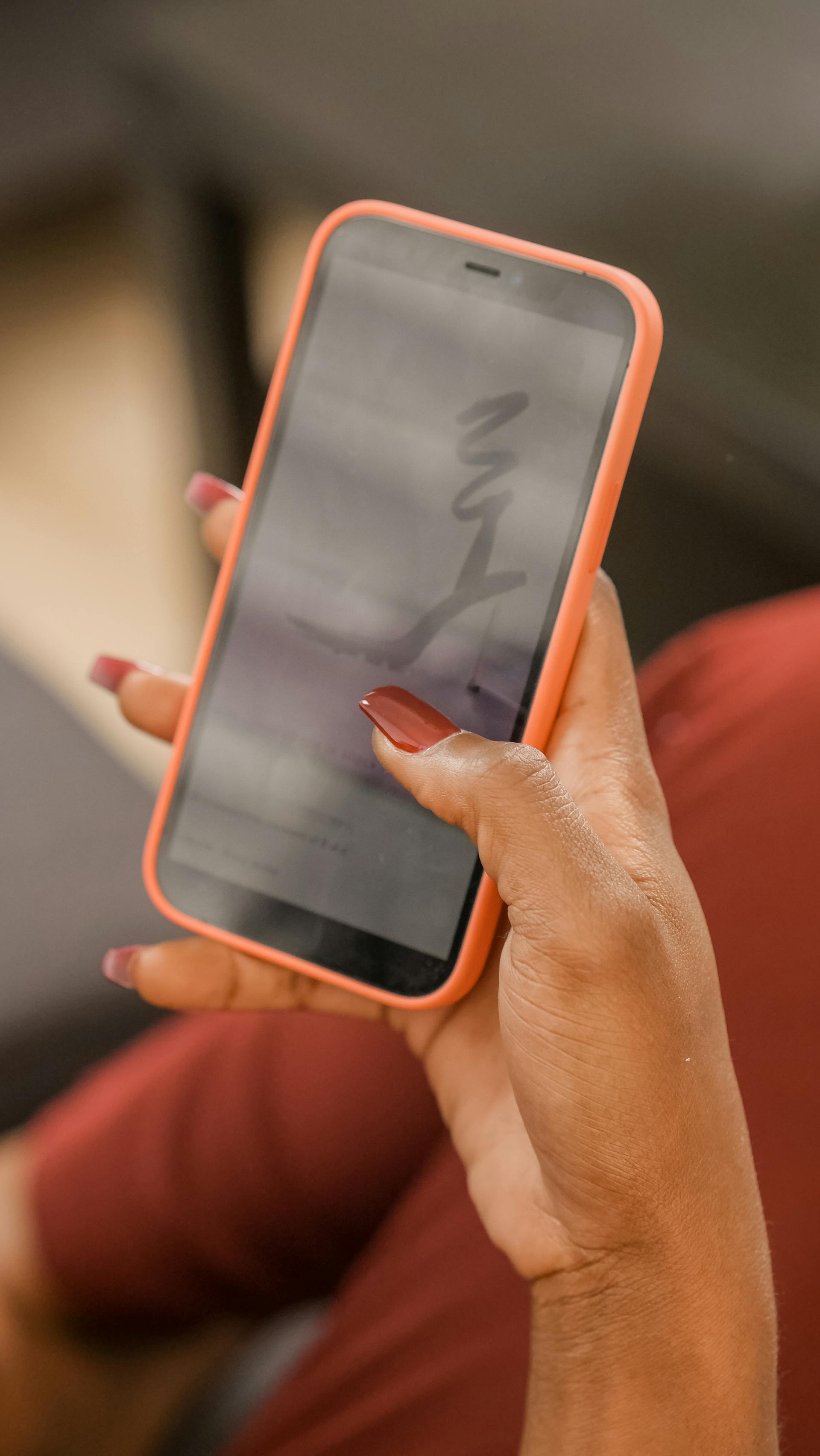 Una mujer haciendo scroll en su móvil | Fuente: Pexels