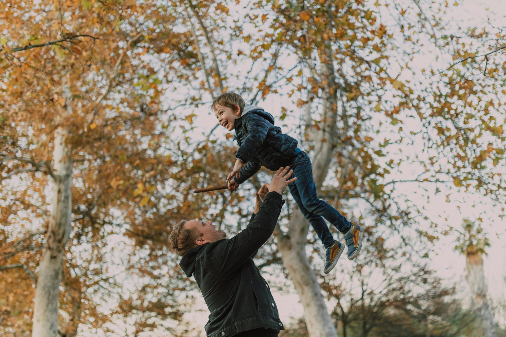 Un feliz vínculo entre padre e hijo | Fuente: Pexels