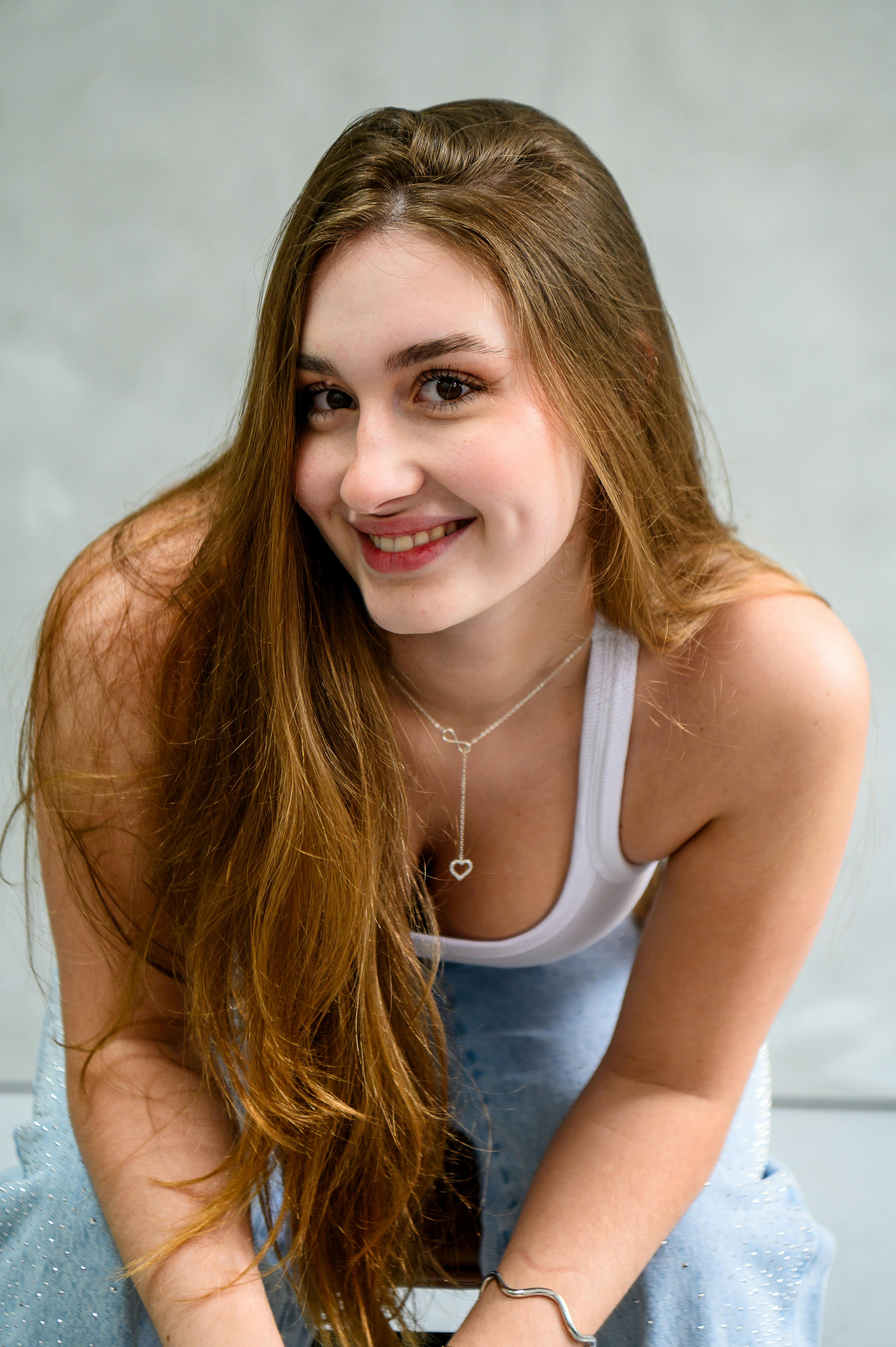Una mujer agachada y sonriendo | Fuente: Pexels