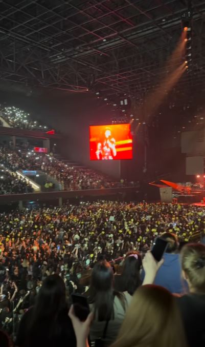 Una vista del concierto de Cazzu donde se ven los soles en homenaje a Inti, la hija de la cantante| Fuente: Instagram.com/terrazaslucas