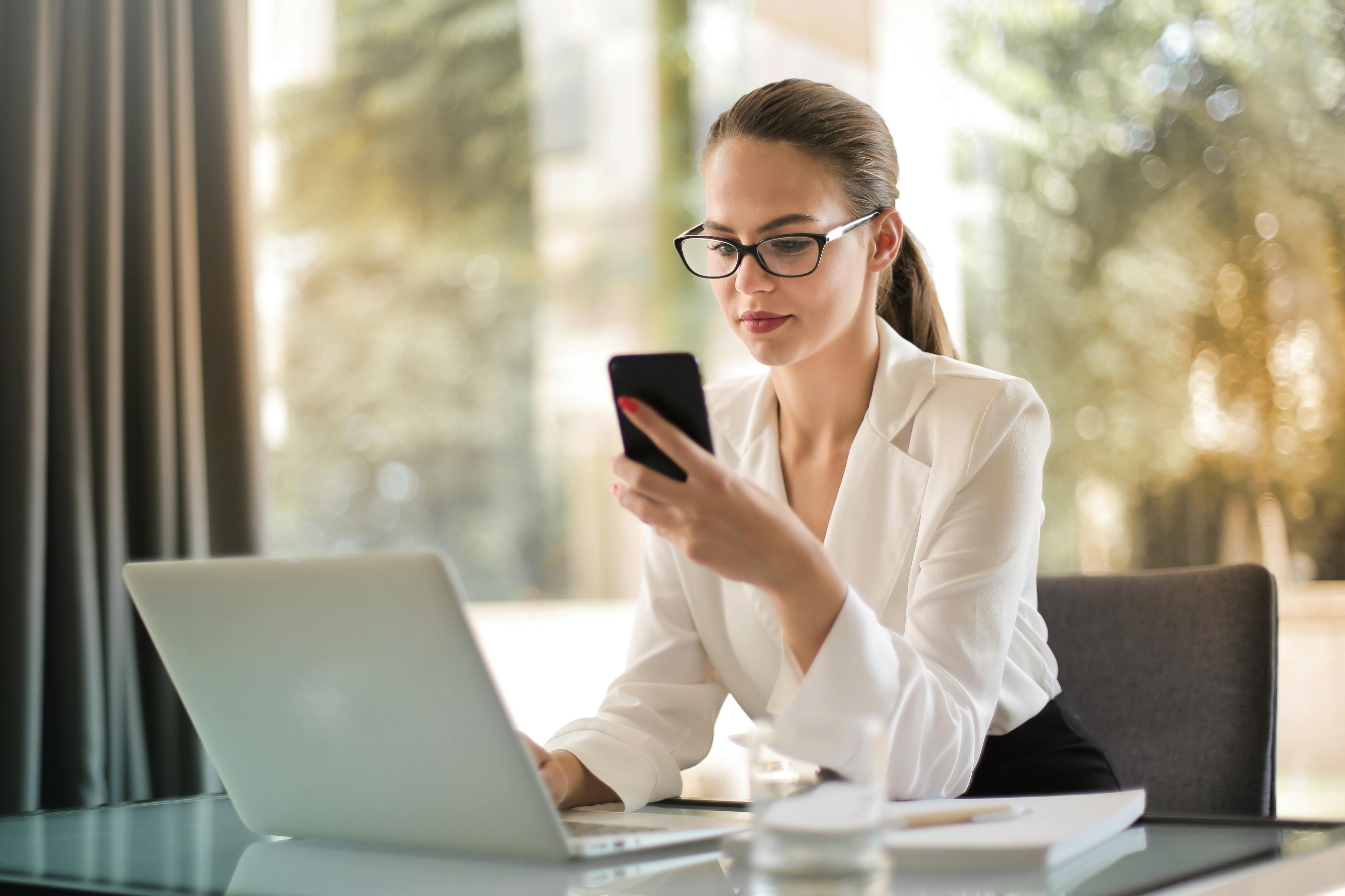 Una mujer mirando su teléfono | Fuente: Pexels