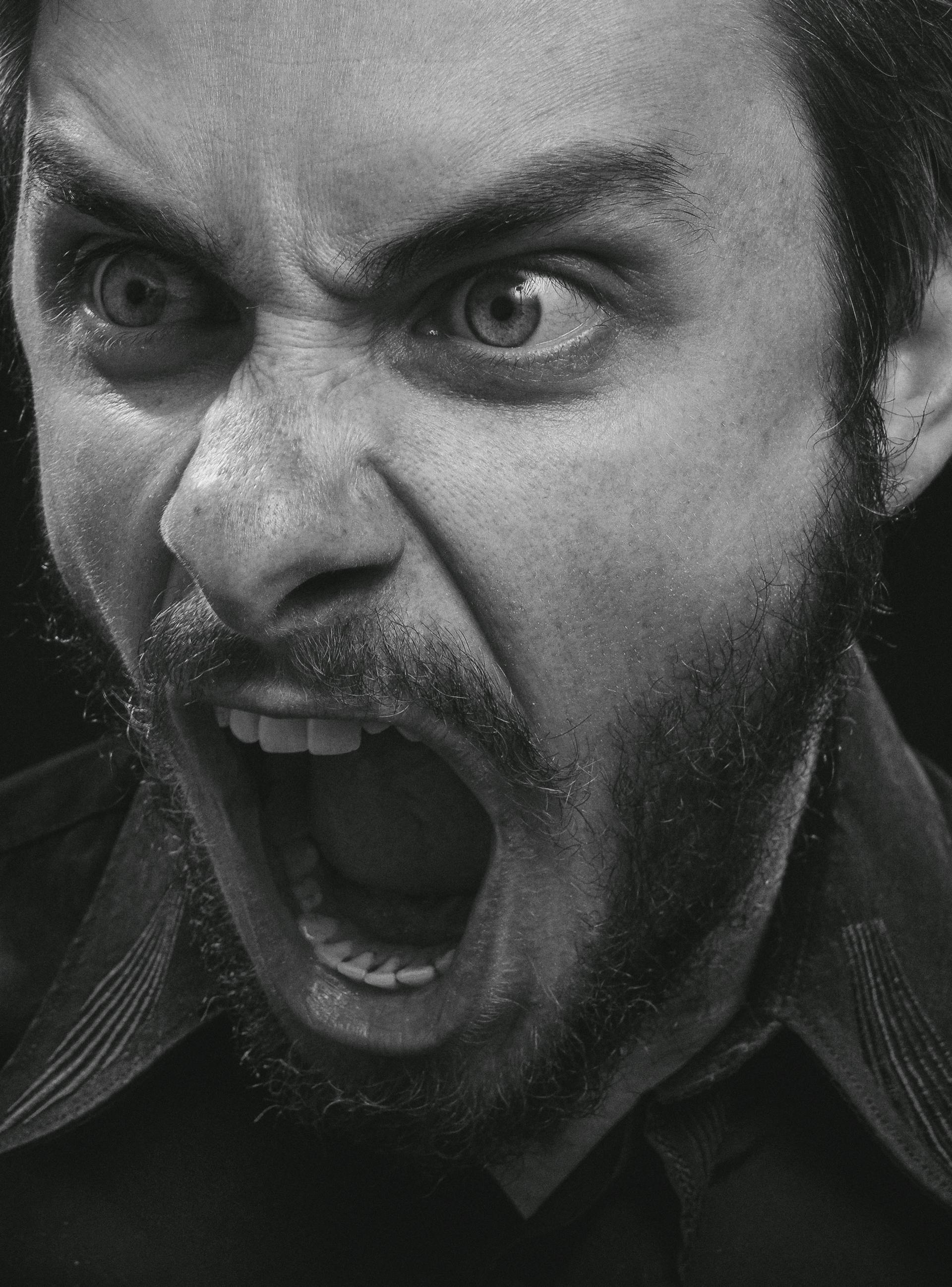 Un hombre enfadado gritando | Fuente: Pexels