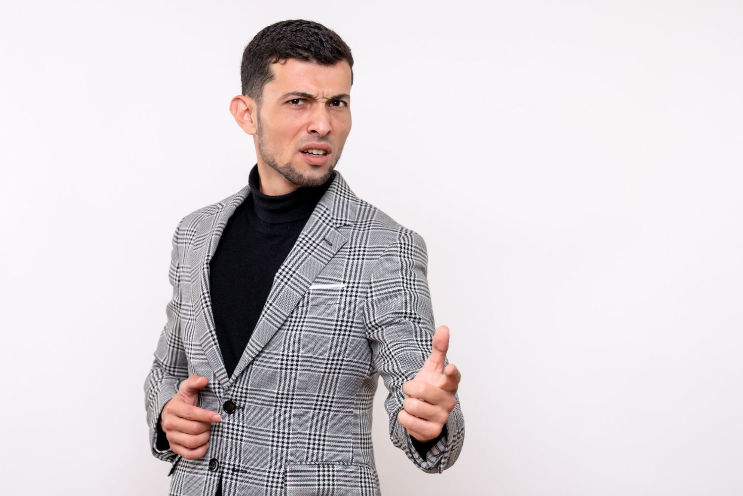 Un hombre enfadado con un traje elegante | Fuente: Freepik