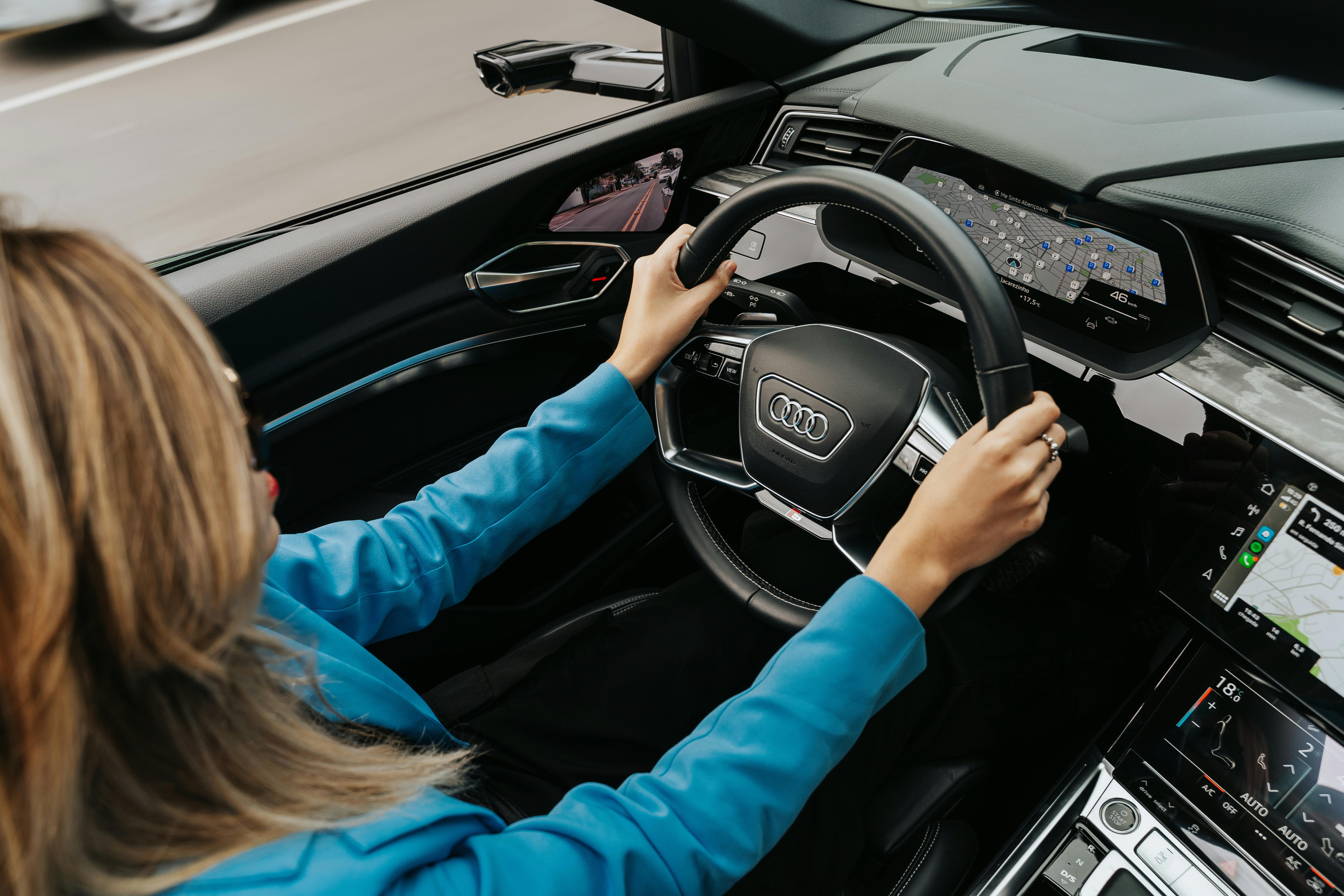Una mujer sentada en un automóvil | Fuente: Pexels