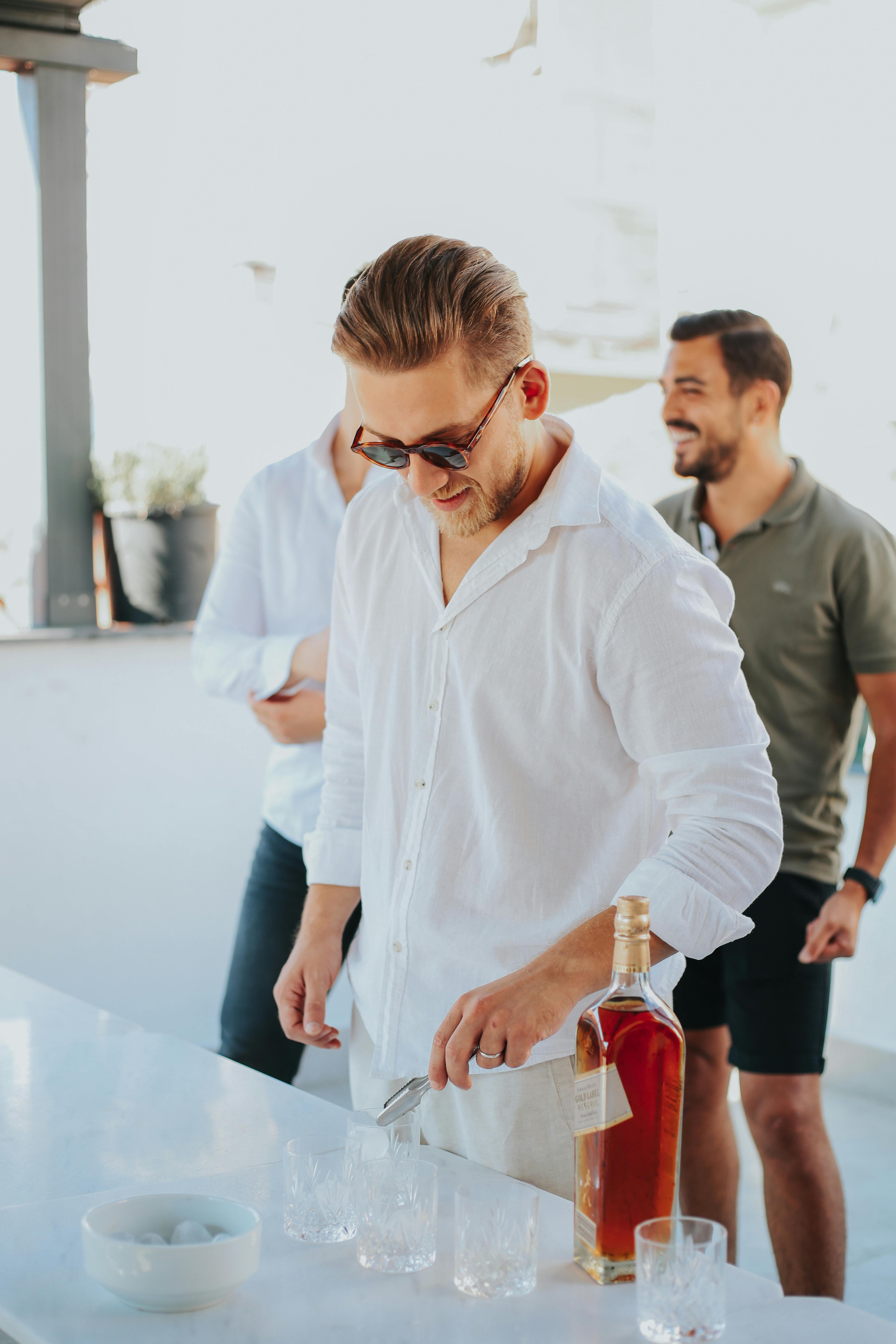 Un grupo de hombres en una fiesta | Fuente: Pexels