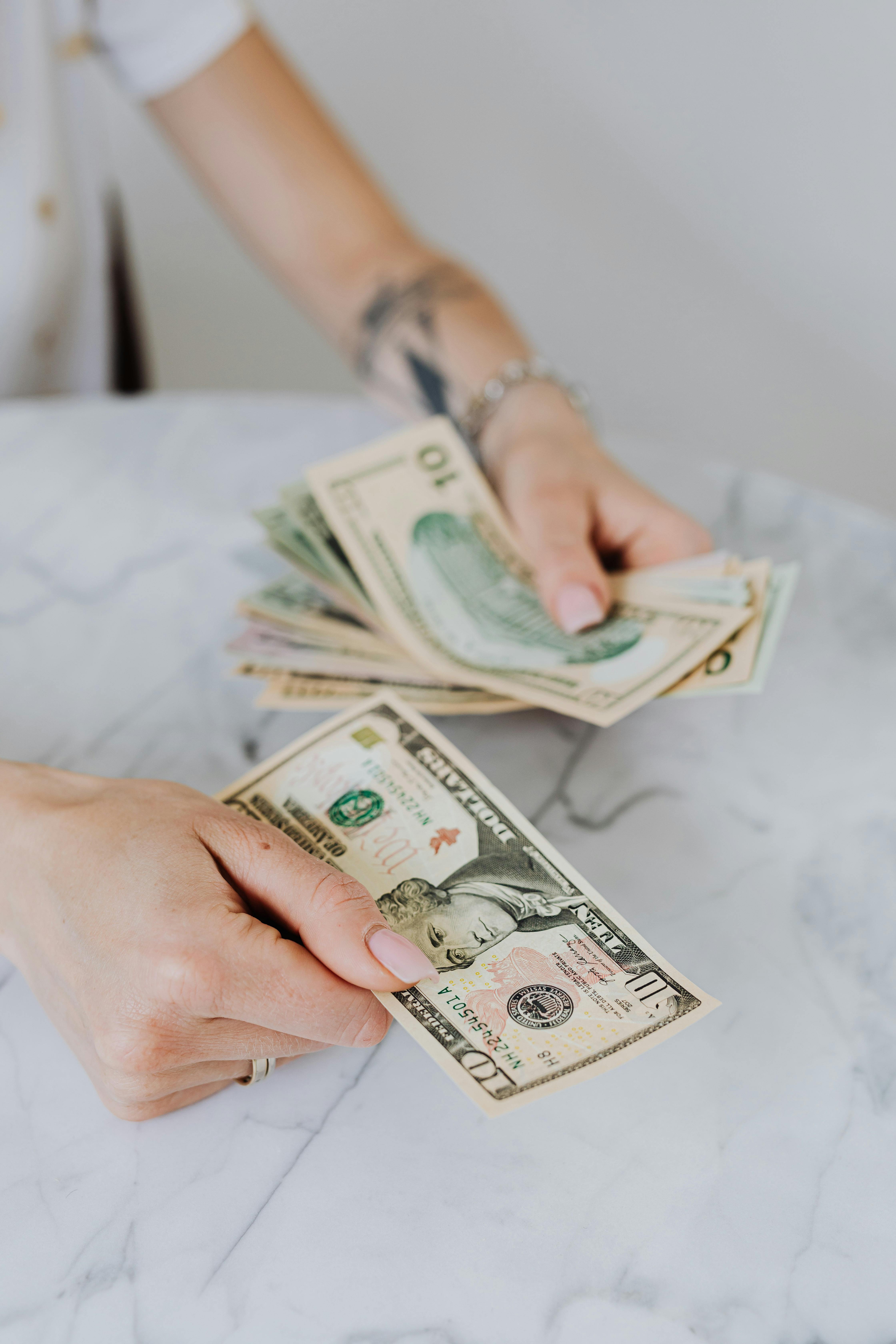 Una persona contando dinero en efectivo | Fuente: Pexels