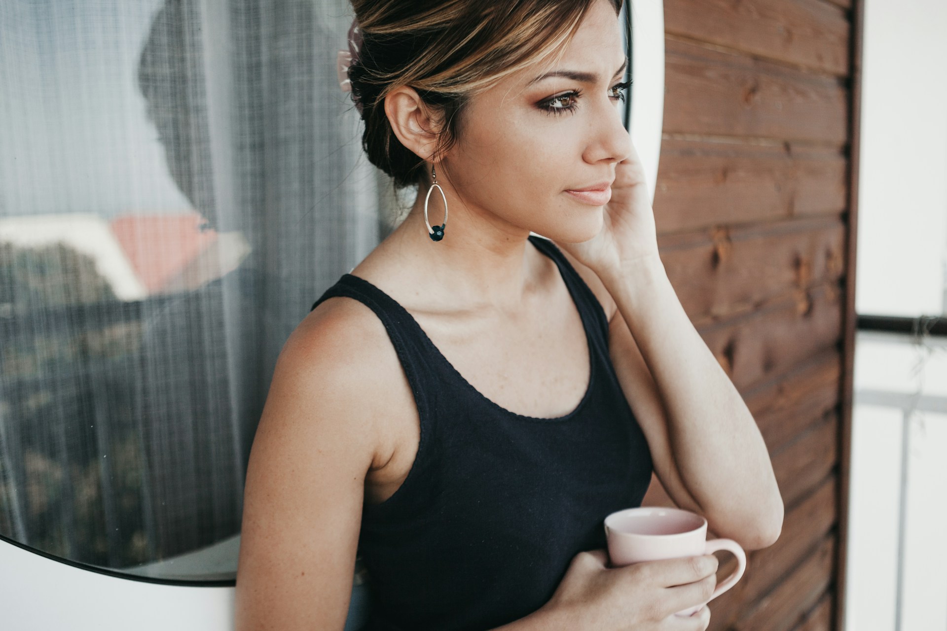 Una mujer reflexiva | Fuente: Unsplash