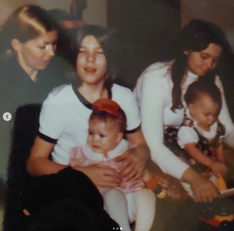 La actriz y su familia en un post subido el 8 de julio de 2024 | Fuente: Instagram/carmenelectra