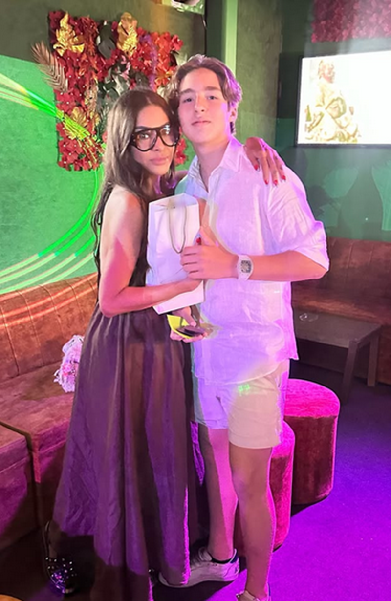 Galilea Montijo abrazando a su hijo Mateo en su celebración de cumpleaños | Fuente: Instagram/galileamontijo