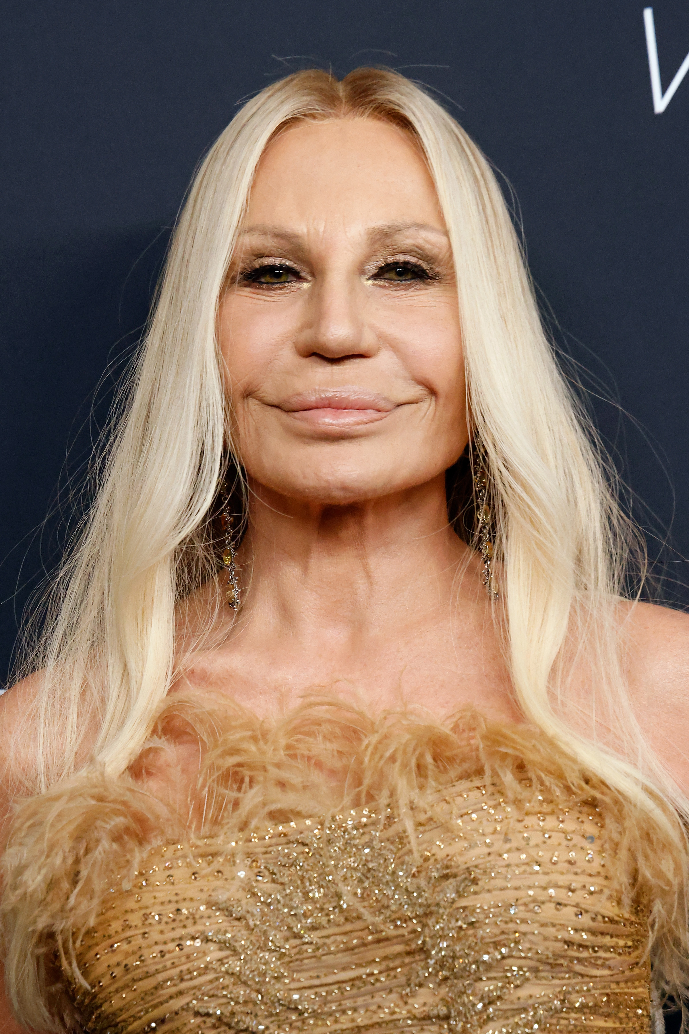 Donatella Versace asiste a la Cena Kering for Women el 9 de septiembre de 2024, en Nueva York. | Fuente: Getty Images.