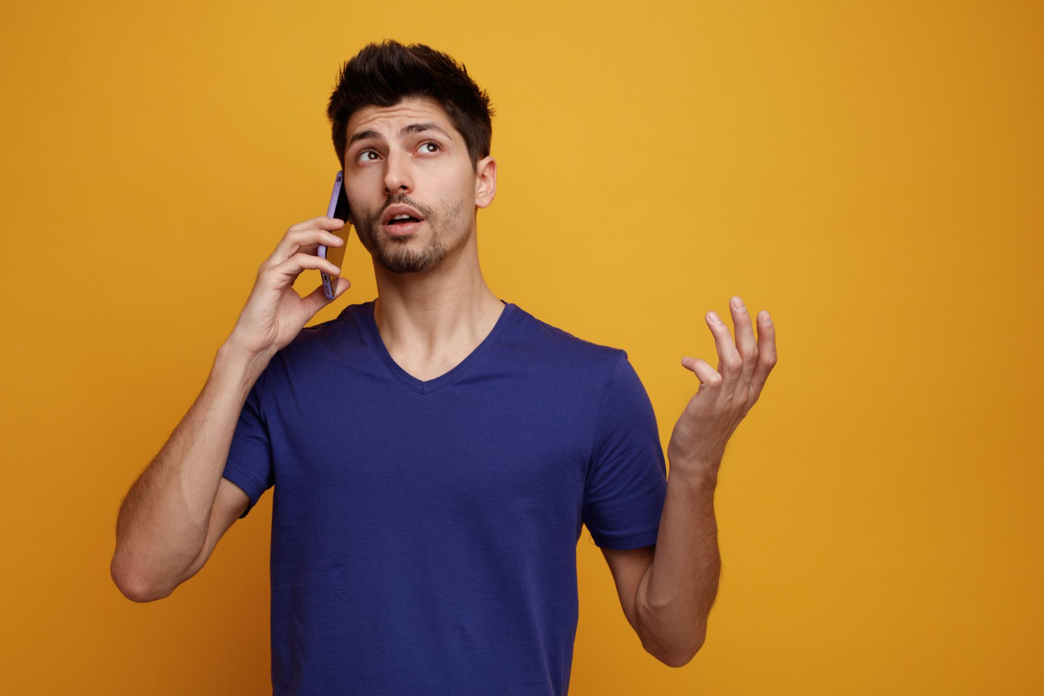 Un hombre hablando por teléfono | Fuente: Freepik