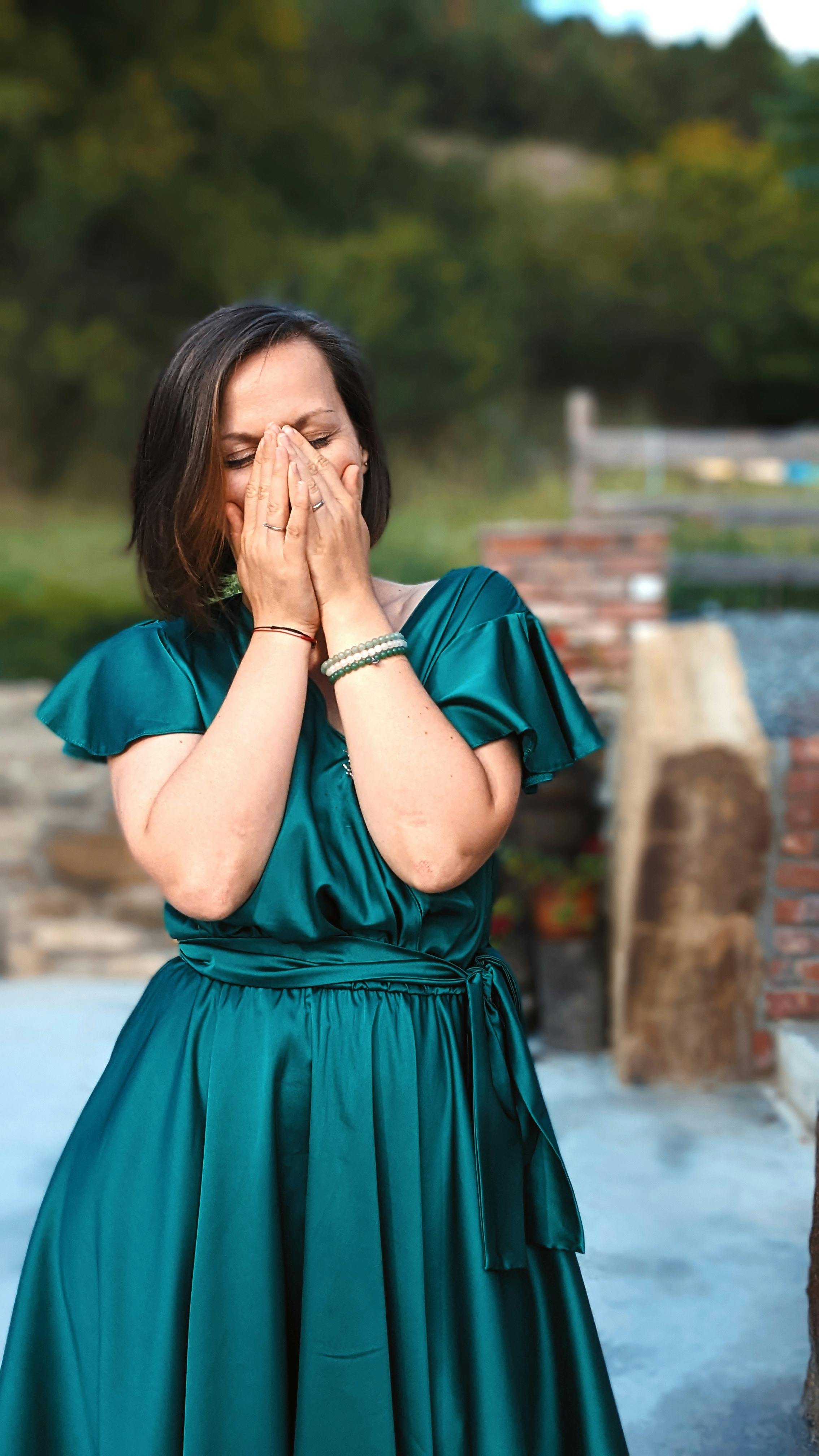 Una mujer emocionada con las manos sobre la cara | Fuente: Pexels