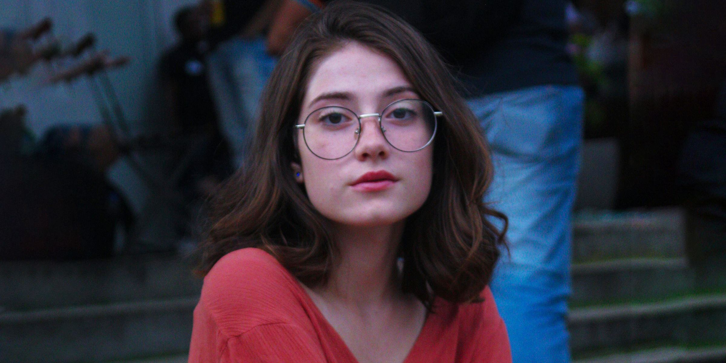 Una adolescente con gafas | Fuente: Pexels