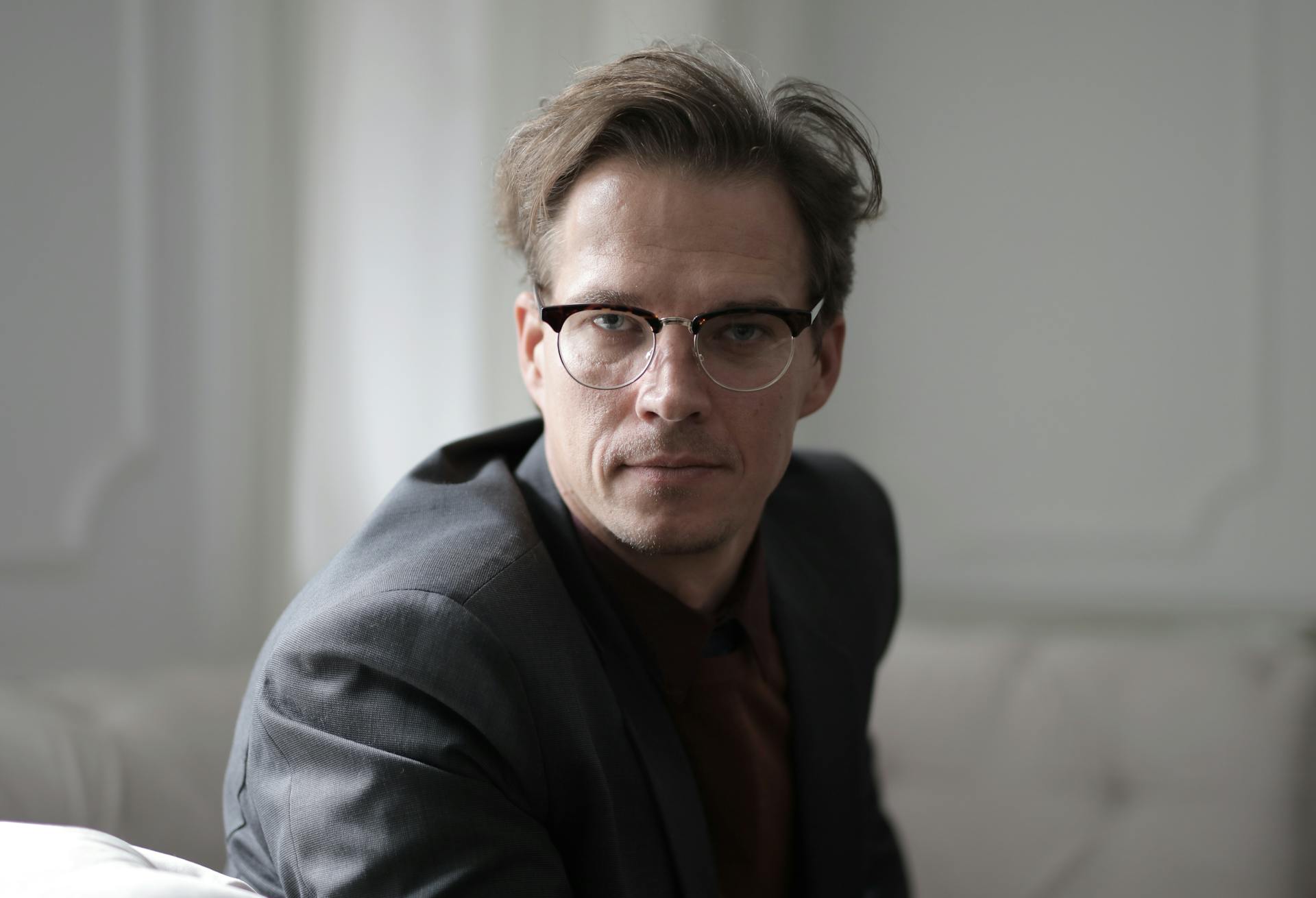 Un hombre con gafas | Fuente: Pexels