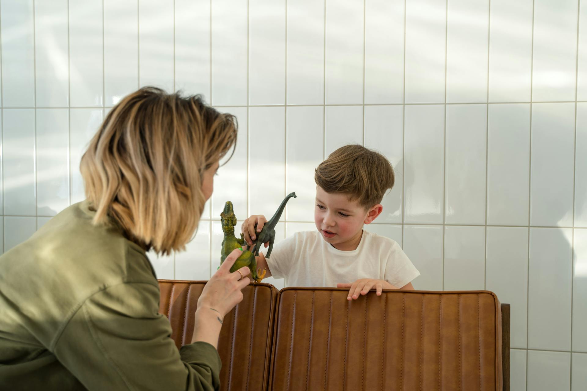 Una mujer juega con su hijo en un banco | Fuente: Pexels
