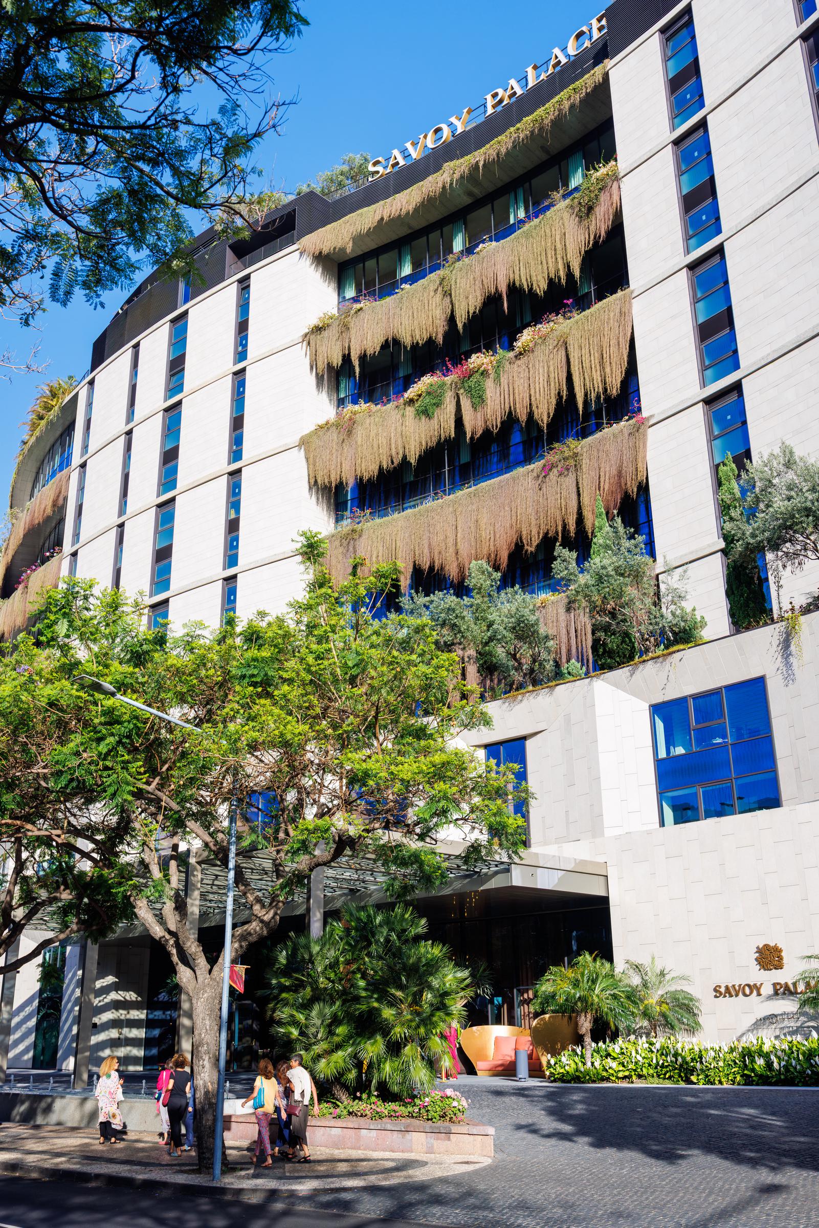El magnífico Hotel Savoy Palace. Los balcones del hotel con pastos colgantes. Funchal, Madeira 5 de julio de 2025. | Fuente: Getty Images