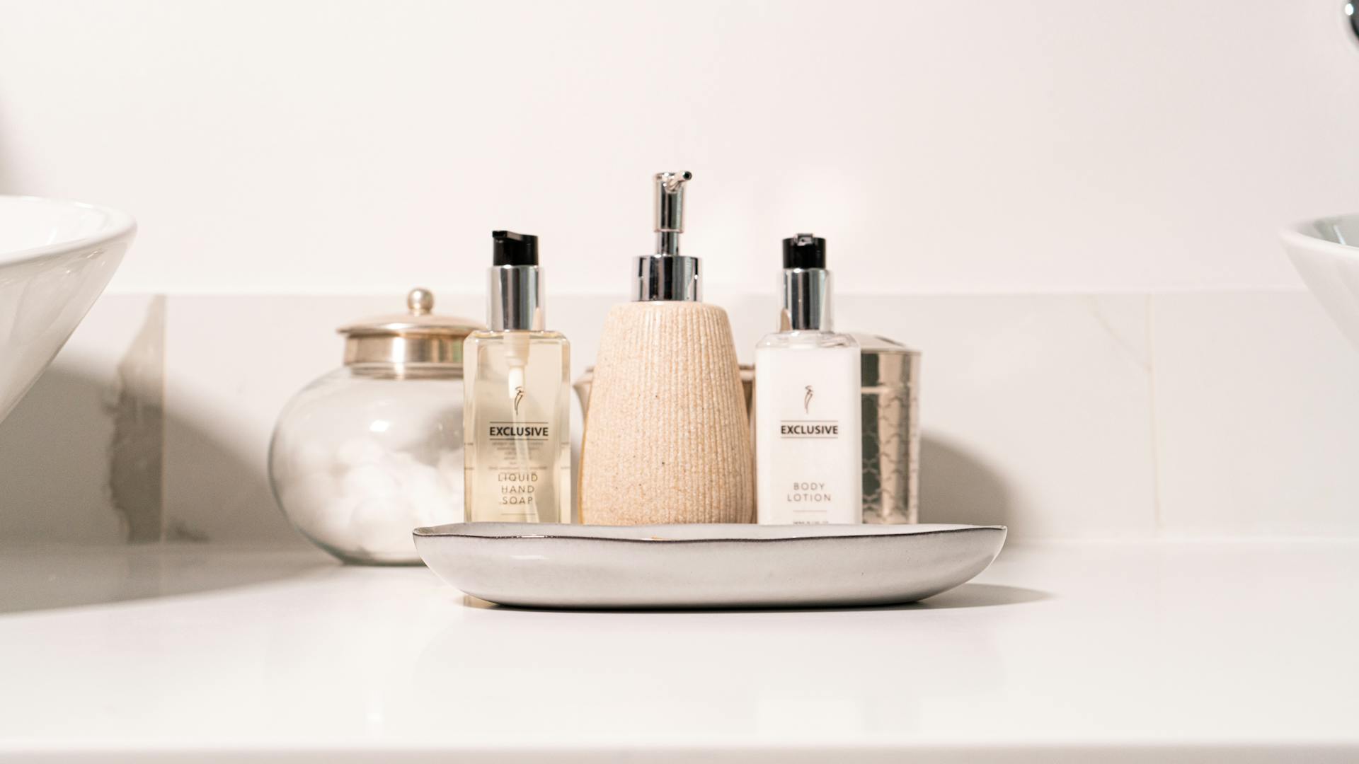 Objetos esenciales de baño sobre un lavabo | Fuente: Pexels