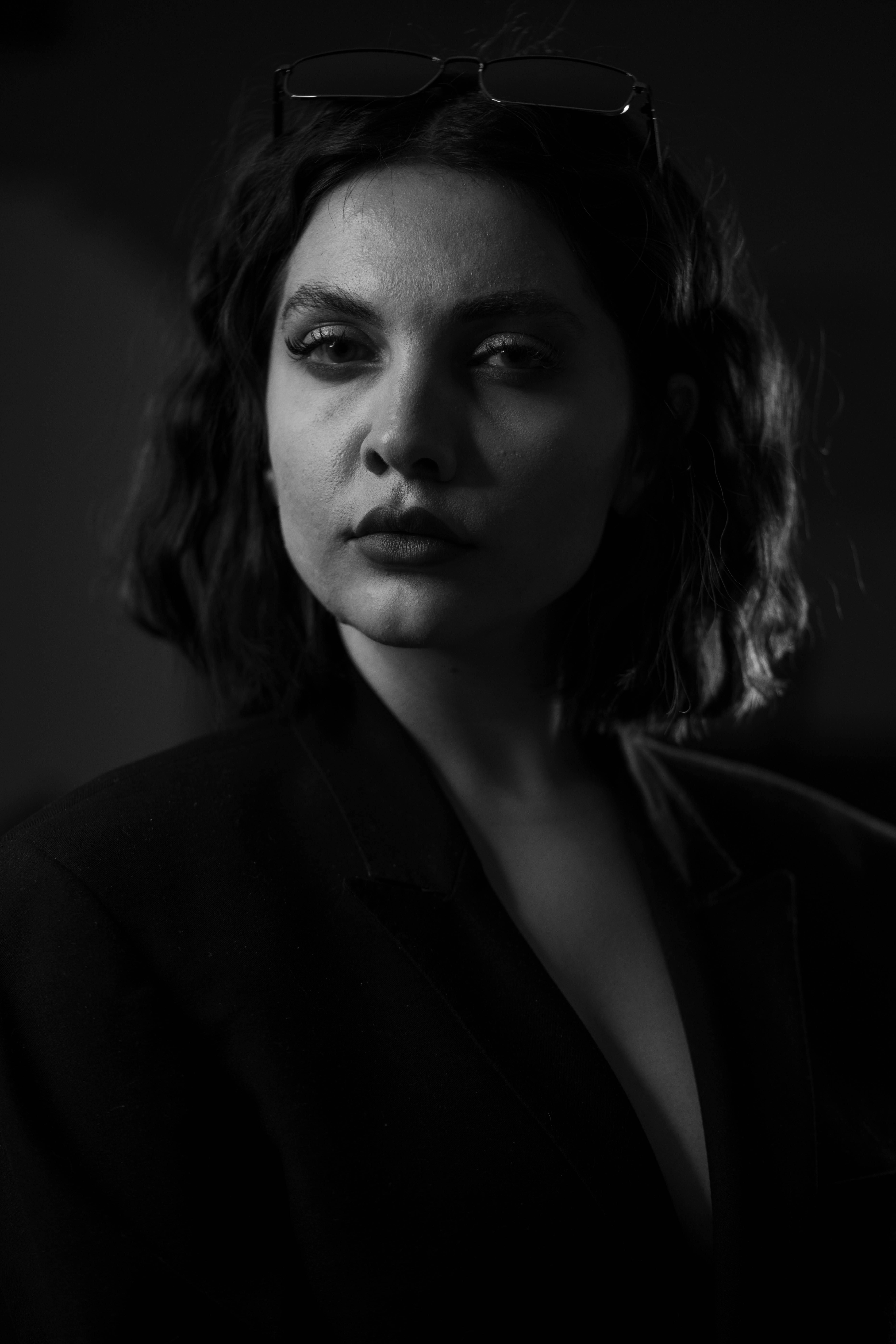 Una mujer seria y decidida | Fuente: Pexels