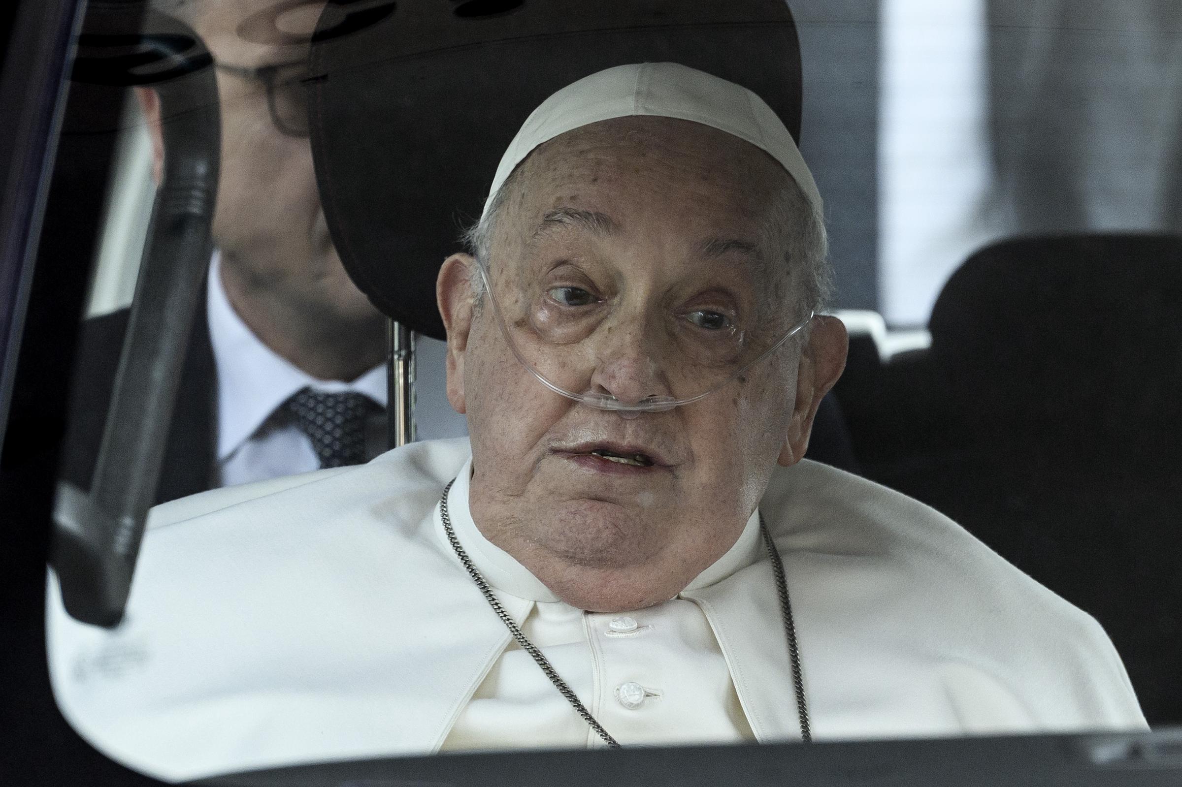 El papa Francisco sale del hospital Gemelli, la primera vez que aparece en público desde su ingreso hospitalario en Roma, Italia, el 23 de marzo de 2025 | Fuente: Getty Images