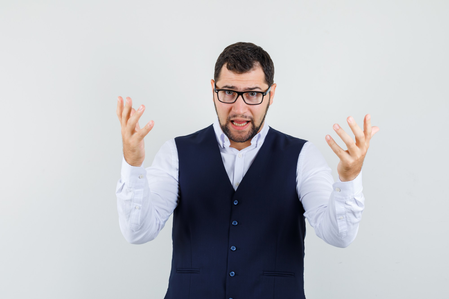 Un hombre discutiendo | Fuente: Freepik