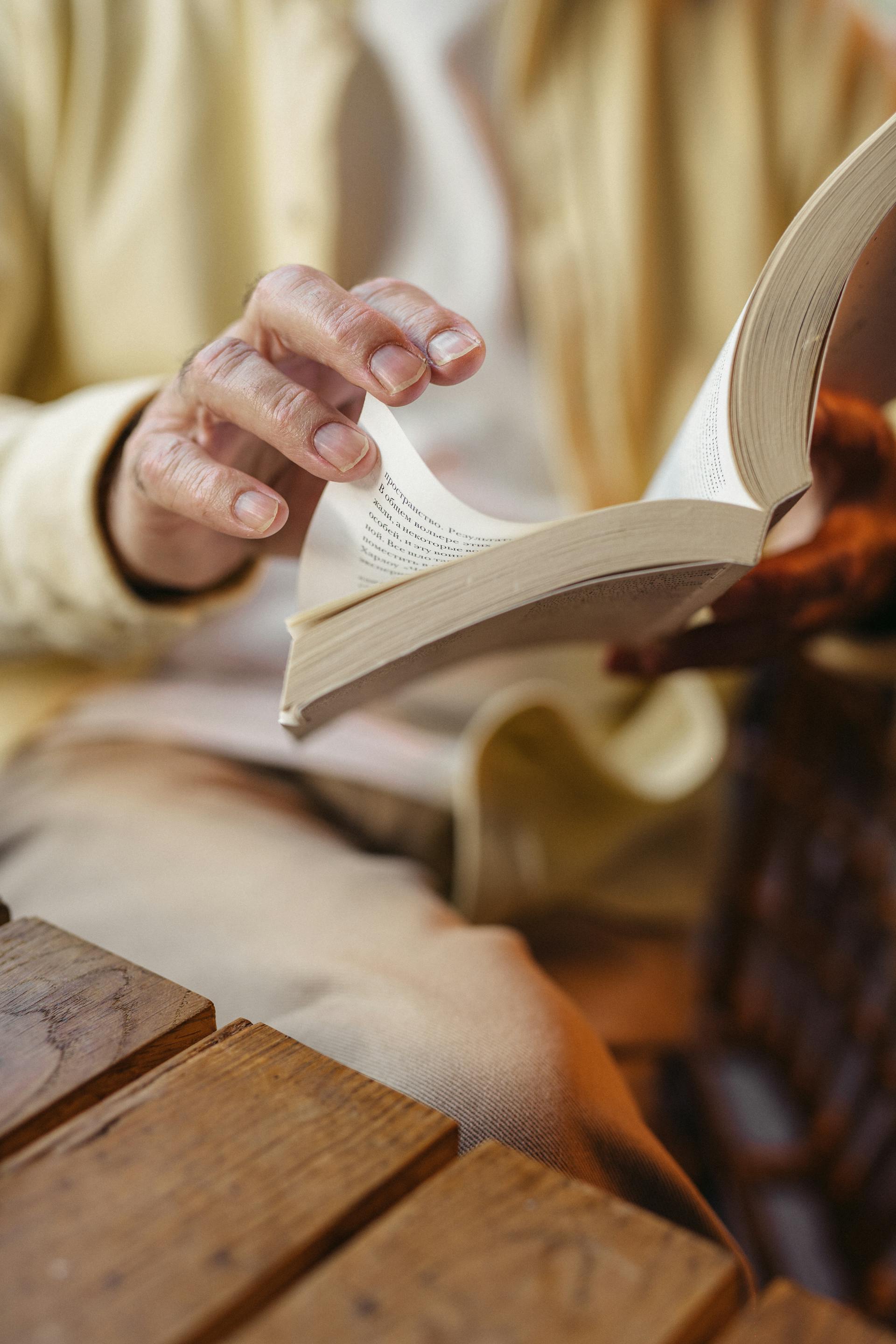 Primer plano de una mujer leyendo un libro | Fuente: Pexels