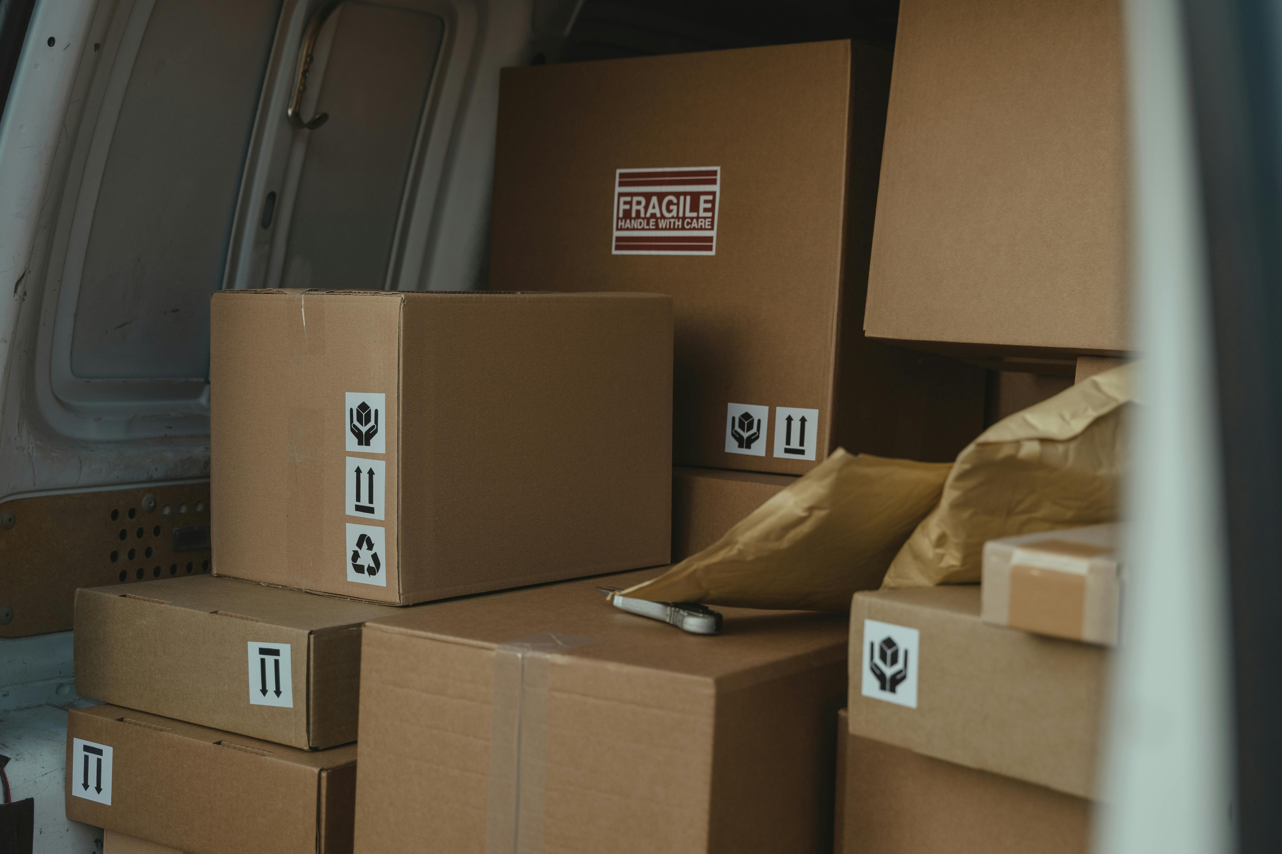 Cajas precintadas en la parte trasera de una furgoneta | Fuente: Pexels