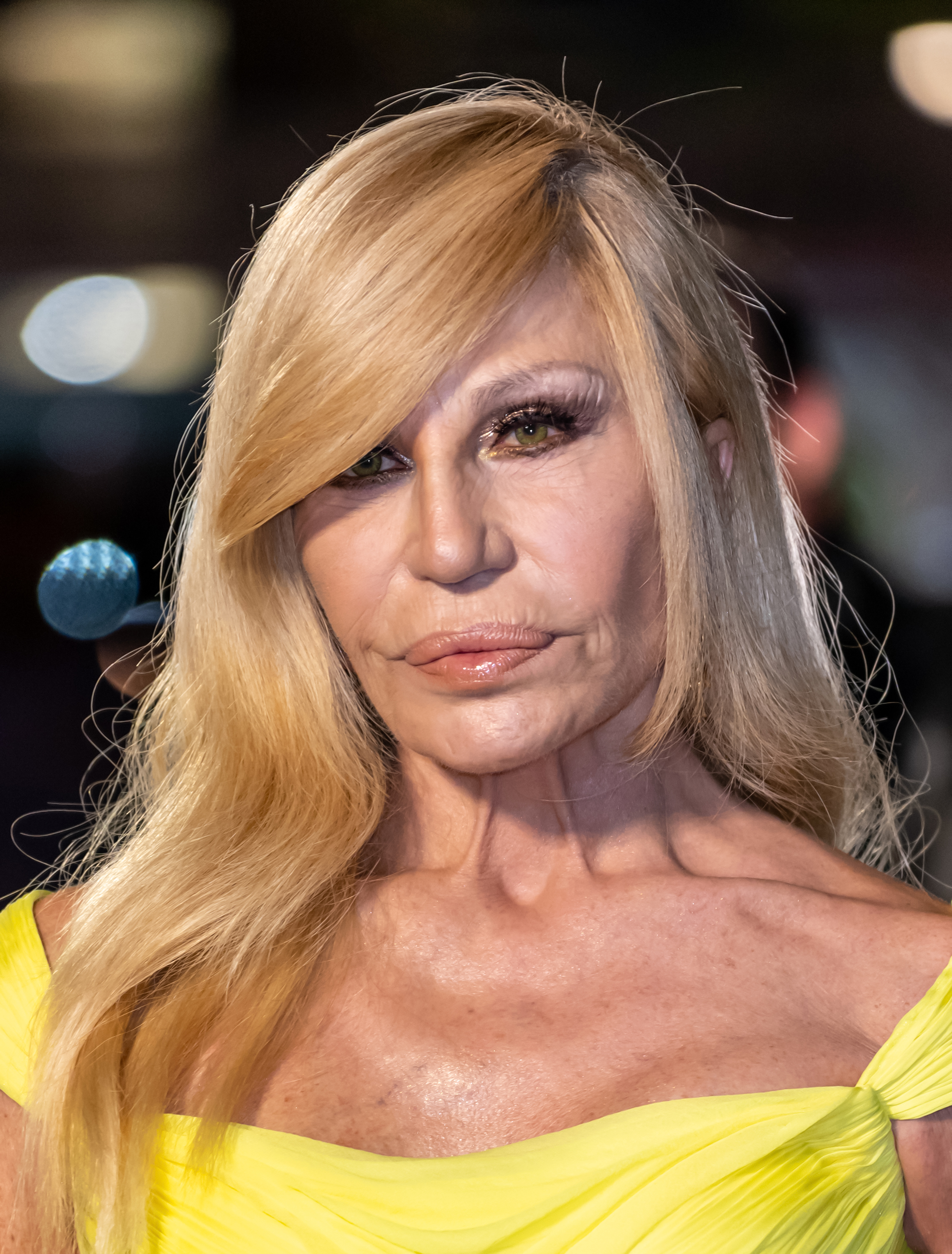 Donatella Versace es vista llegando al evento The Albies de la Clooney Foundation for Justice el 26 de septiembre de 2024, en Nueva York. | Fuente: Getty Images.