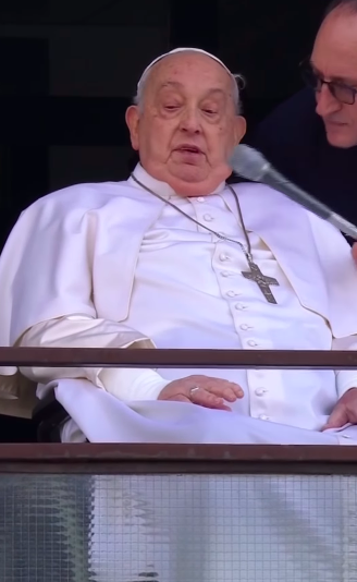 El Papa Francisco se dirige a los simpatizantes congregados ante el Hospital Gemelli. | Fuente: Instagram/vaticannewspt