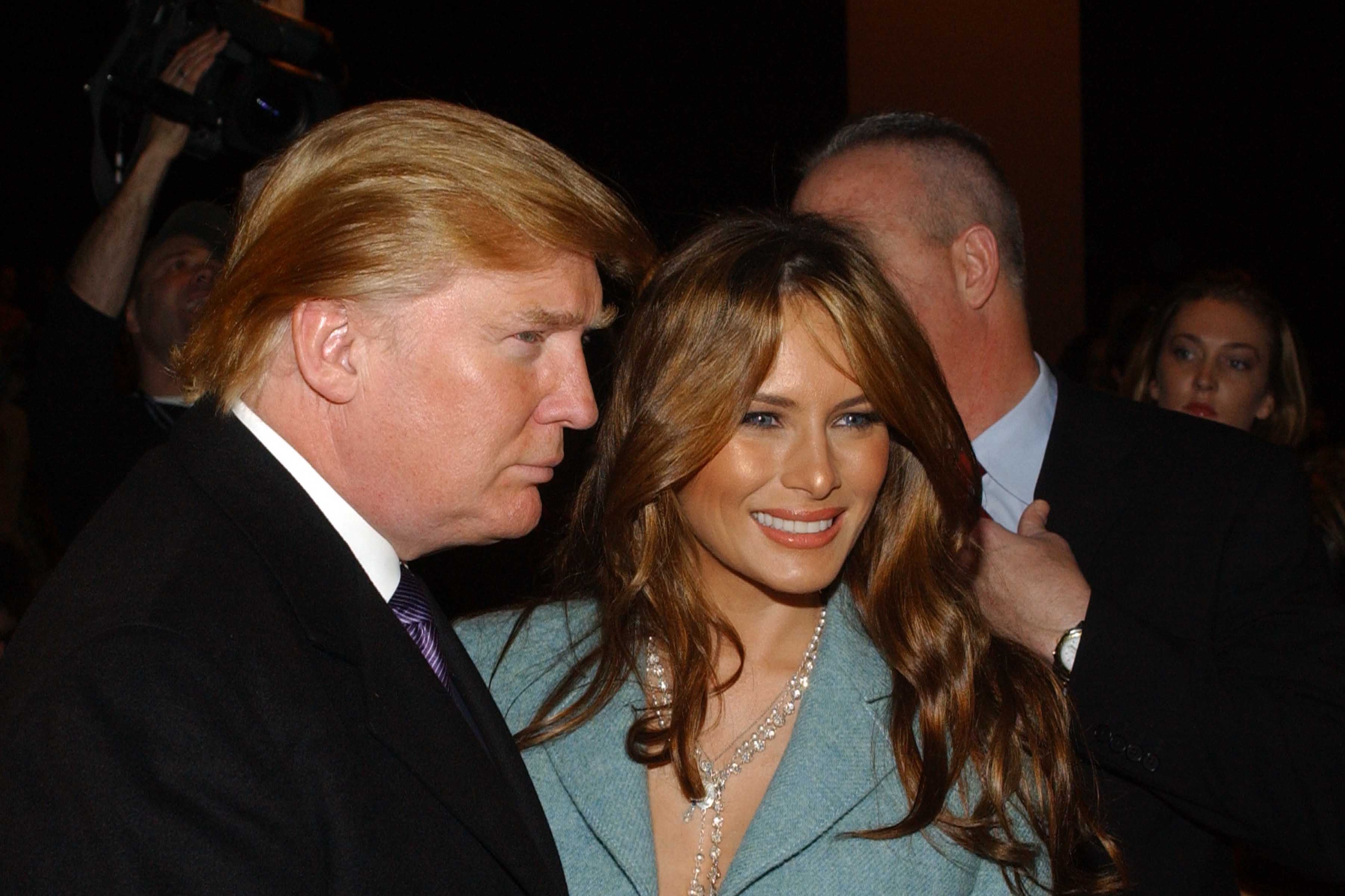 En 2005, el pelo de Donald Trump ya había adquirido un tono rubio dorado muy marcado, tal y como se ve en esta foto tomada el 9 de febrero en Nueva York, donde asistió al desfile de otoño de Michael Kors junto a Melania Trump.
