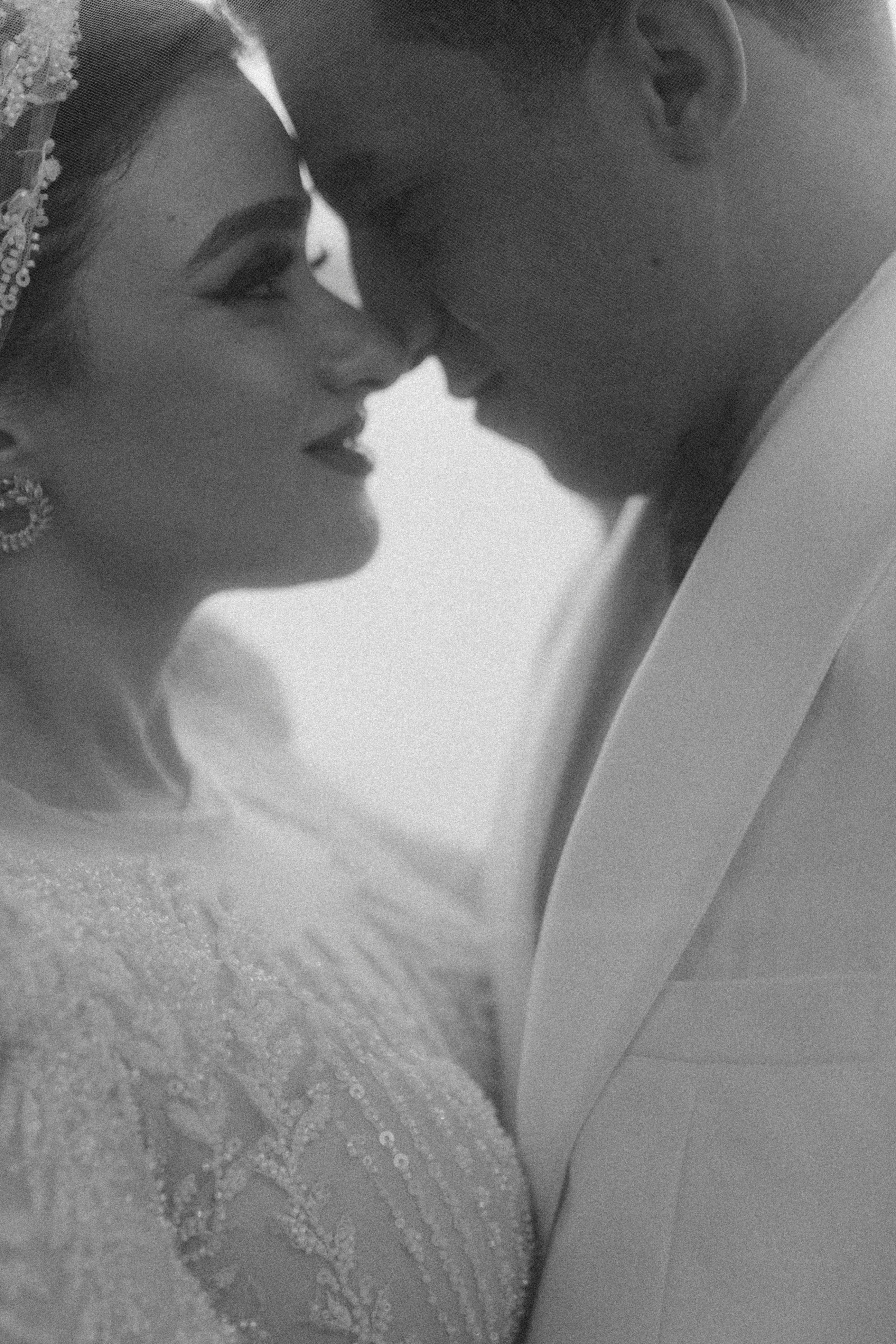 Una pareja de novios abrazándose | Fuente: Pexels