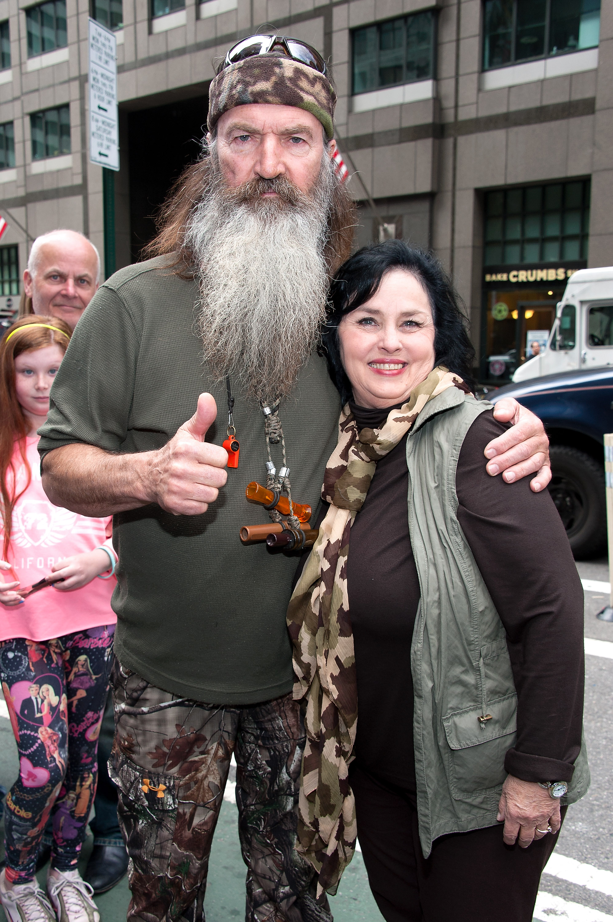Phil y Kay Robertson visitan el programa "Extra" en Times Square el 7 de mayo de 2013, en la ciudad de Nueva York. | Fuente: Getty Images