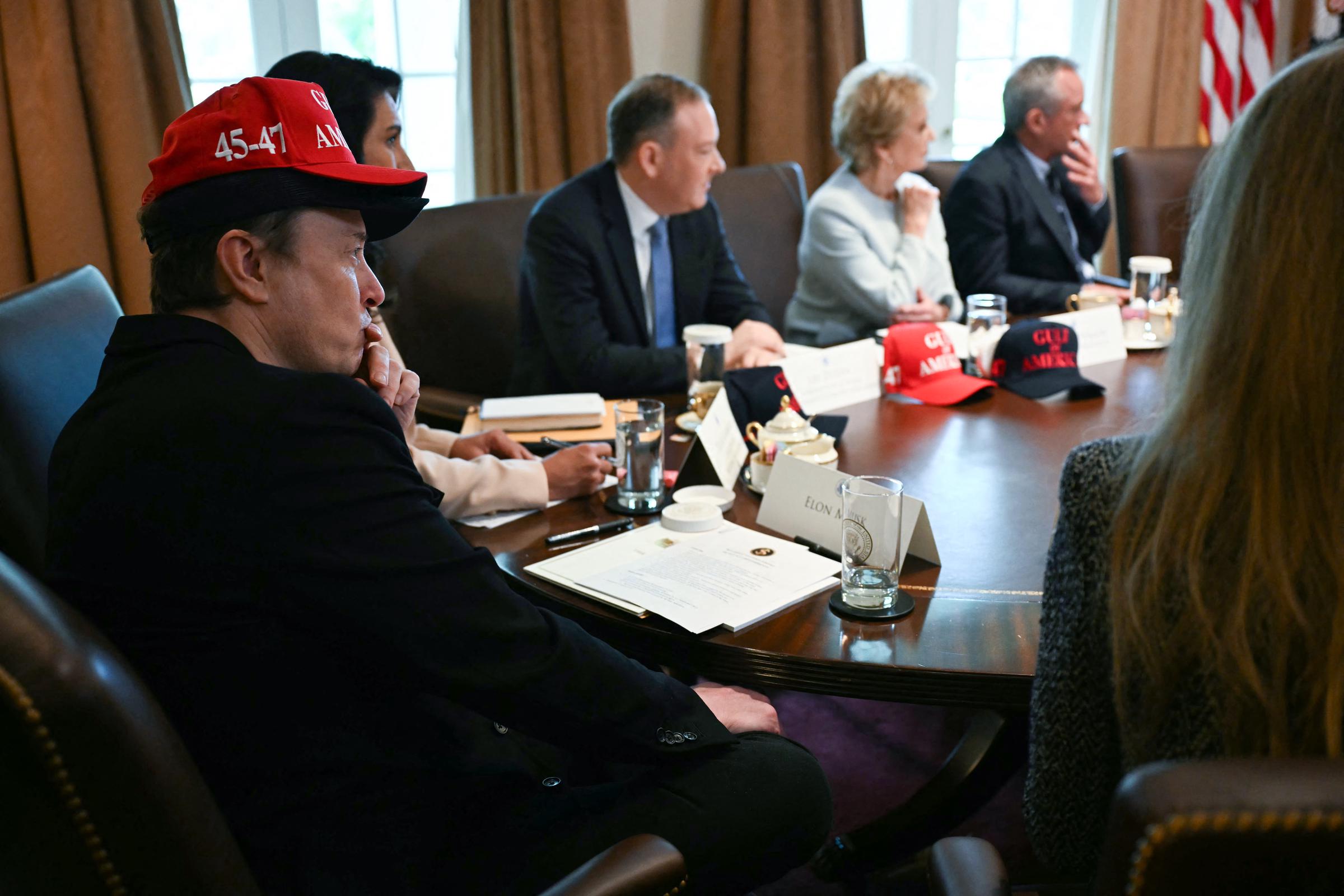 Elon Musk lleva una gorra de Golfo de América mientras está sentado con otros funcionarios en una reunión de gabinete | Fuente: Getty Images