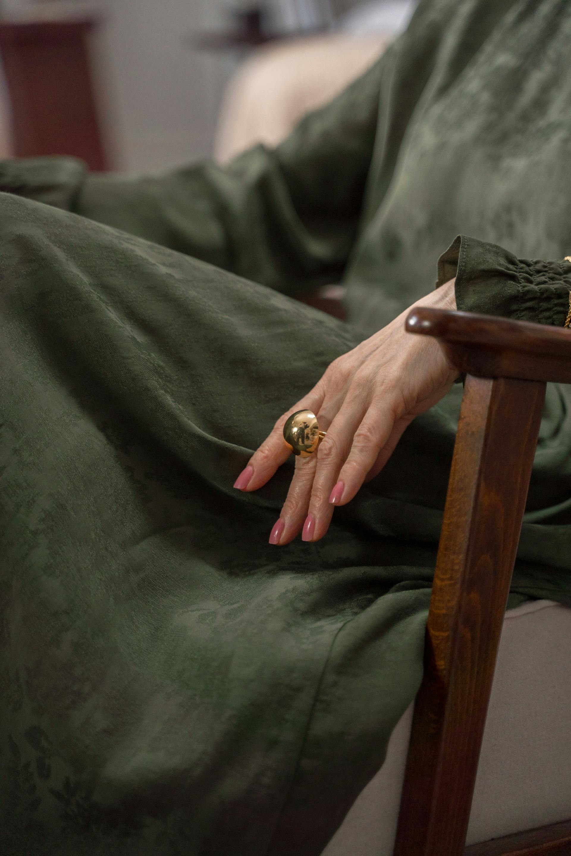 Mujer sentada en una silla | Fuente: Pexels