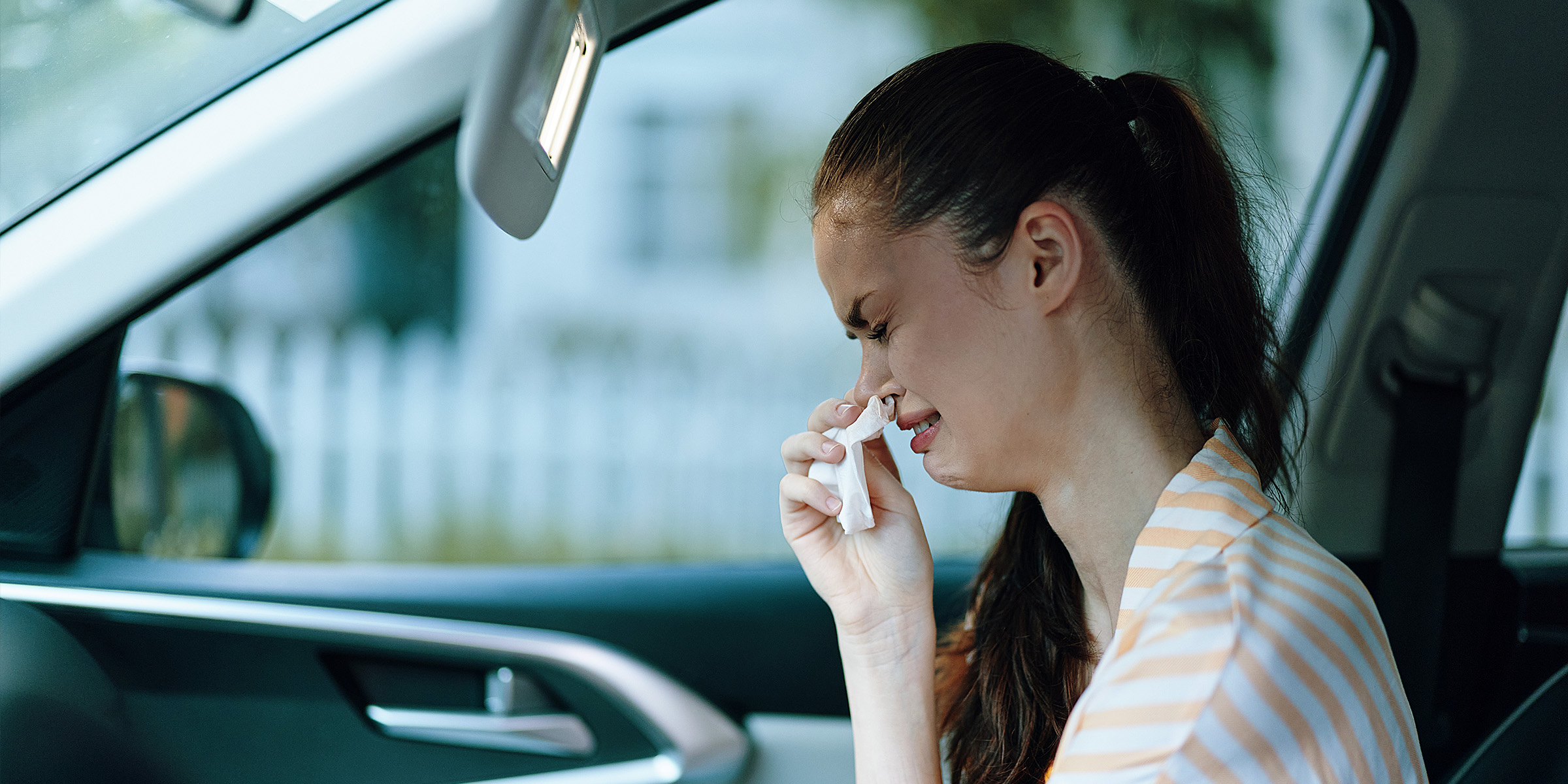 Una mujer llora en un automóvil | Fuente: Shutterstock