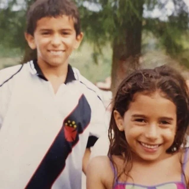 Larissa, quien sería Anitta, con su hermano. | Foto: instagram.com/anitta
