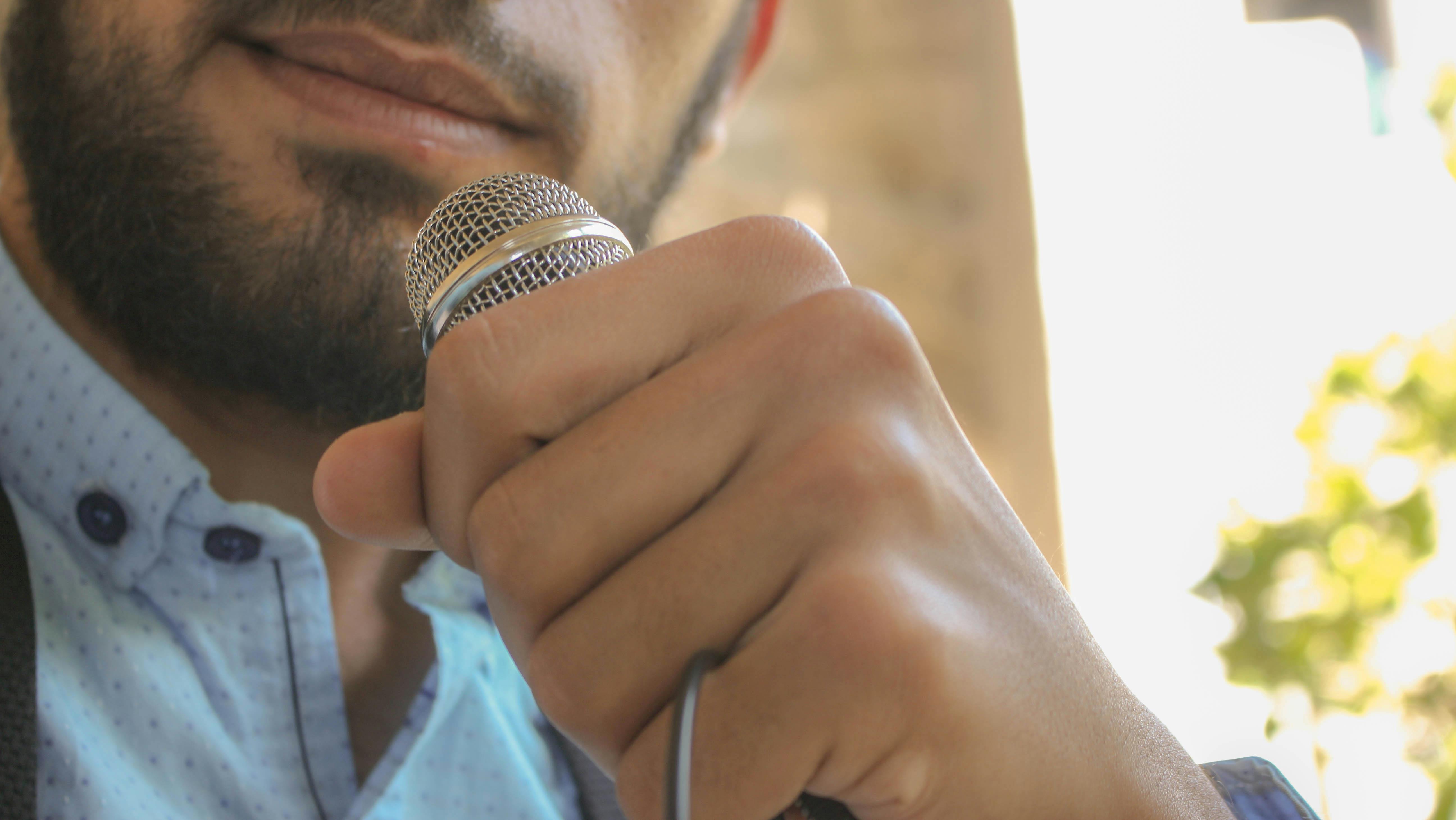 Un hombre hablando por un micrófono | Fuente: Pexels