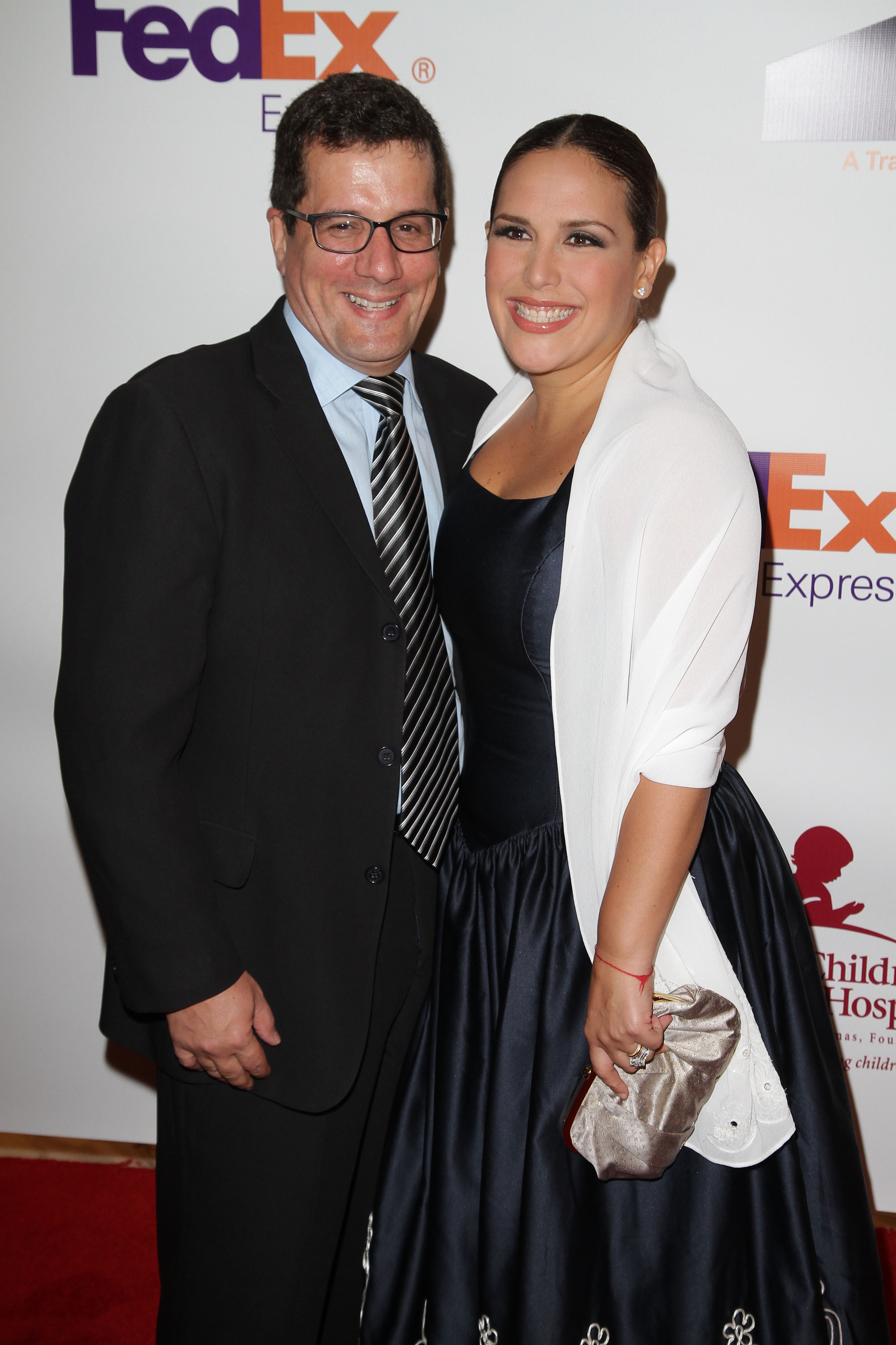 Otto Padron y Angélica Vale asistieron a la 9ª Gala Anual FedEx/St. Jude Ángeles y Estrellas en el JW Marriott el 14 de mayo de 2011 en Miami, Florida. | Fuente: Getty Images