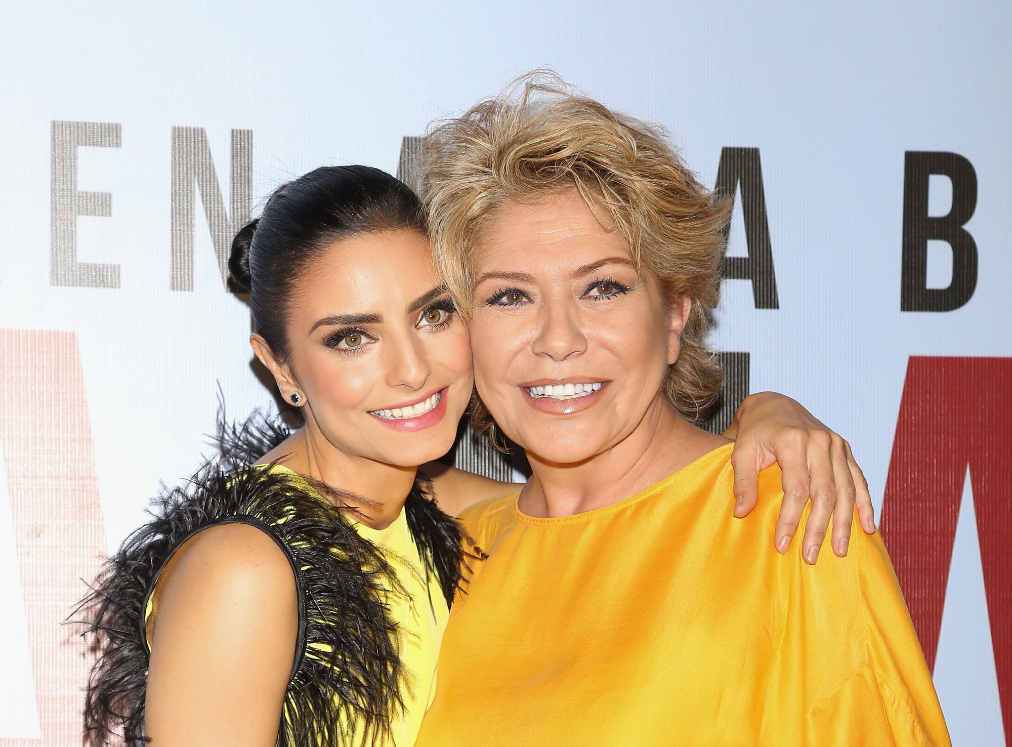 Aislinn Derbez y su madre Gabriela Michel asisten al estreno de "A La Mala" en la Ciudad de México en Cinepolis Antara Polanco el 24 de febrero de 2015 en la Ciudad de México, México. | Fuente: Getty Images