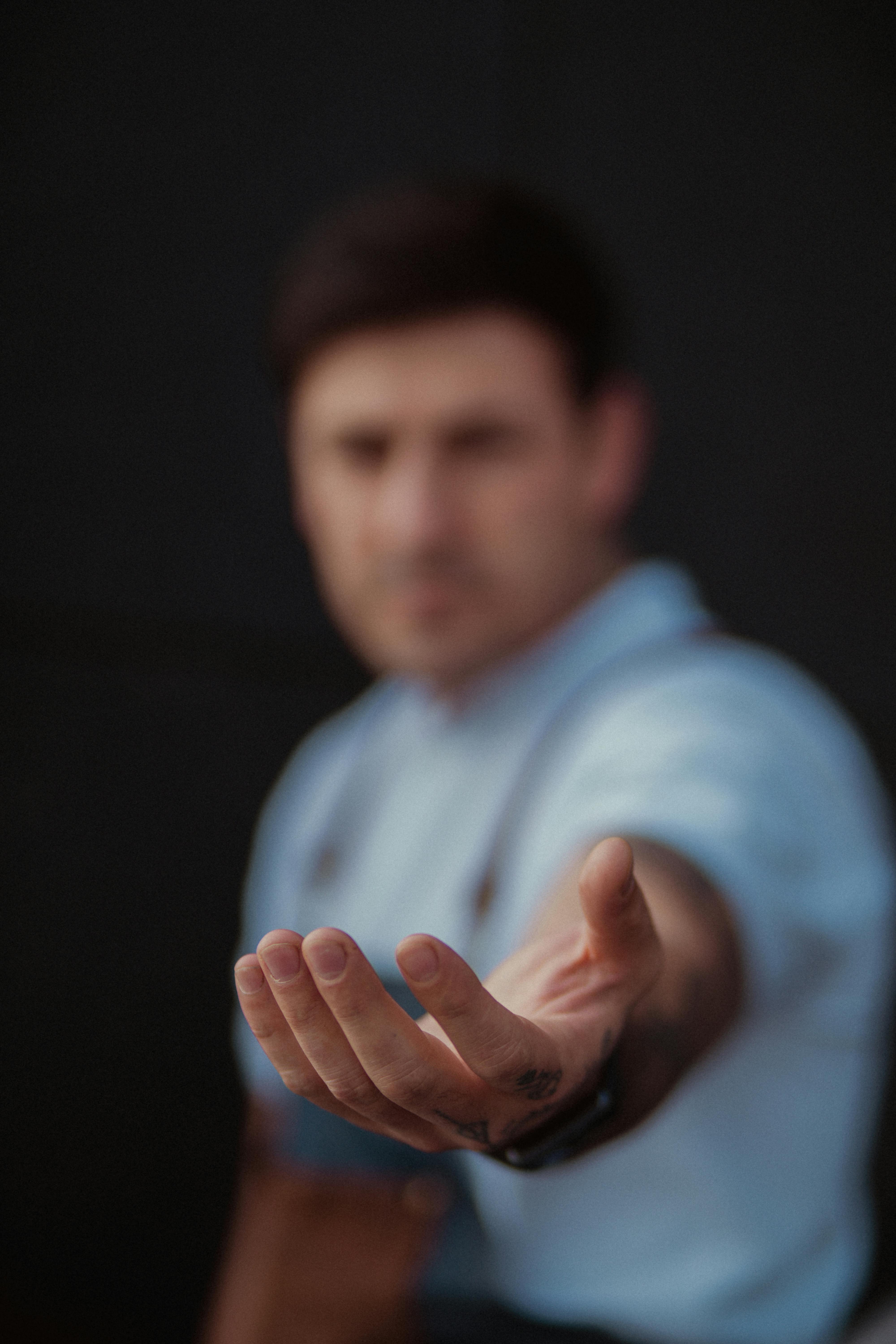 Un hombre extendiendo la mano | Fuente: Pexels