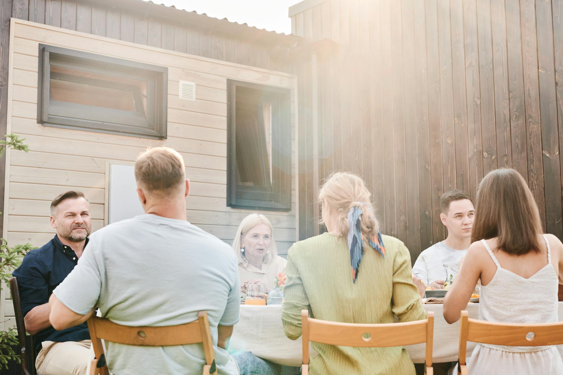 Una familia comiendo junta | Fuente: Pexels