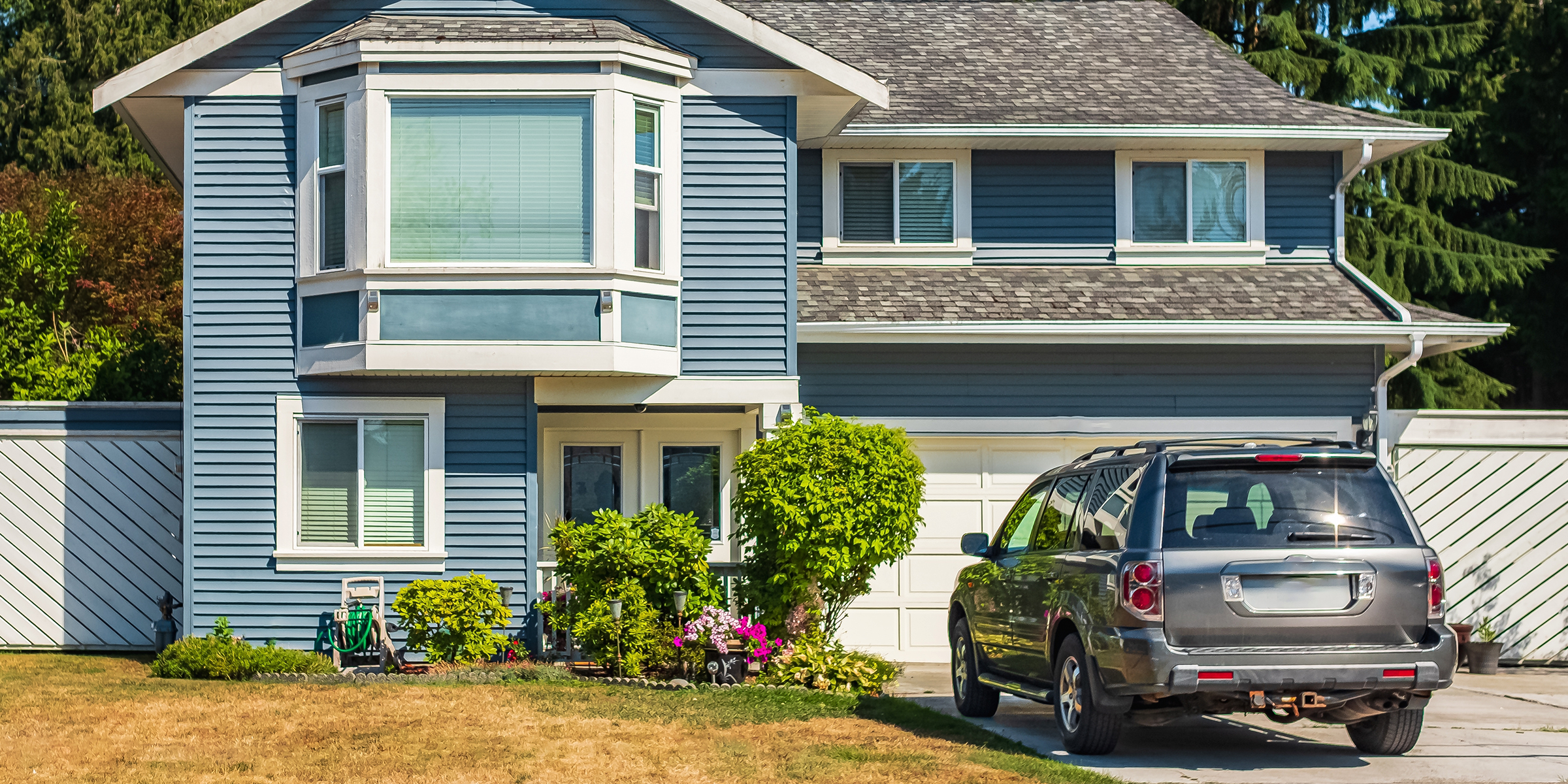 Un Automóvil delante de una casa | Fuente: Shutterstock