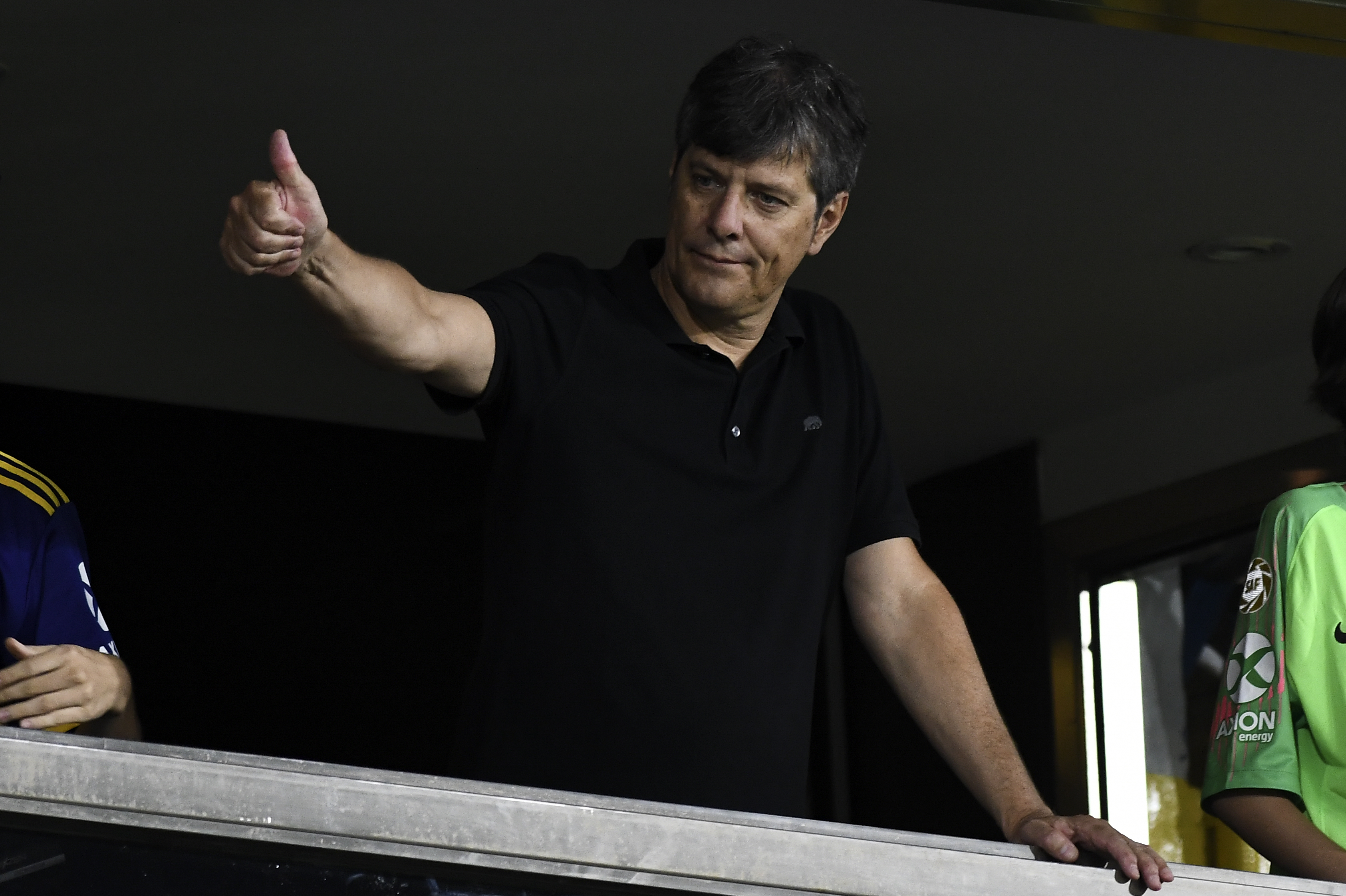 Mario Pergolini saluda a los fanáticos durante un partido entre Boca Juniors y Gimnasia como parte de la Superliga 2019/20 en el Estadio Alberto J. Armando el 7 de marzo de 2020 en Buenos Aires, Argentina. | Fuente: Getty Images