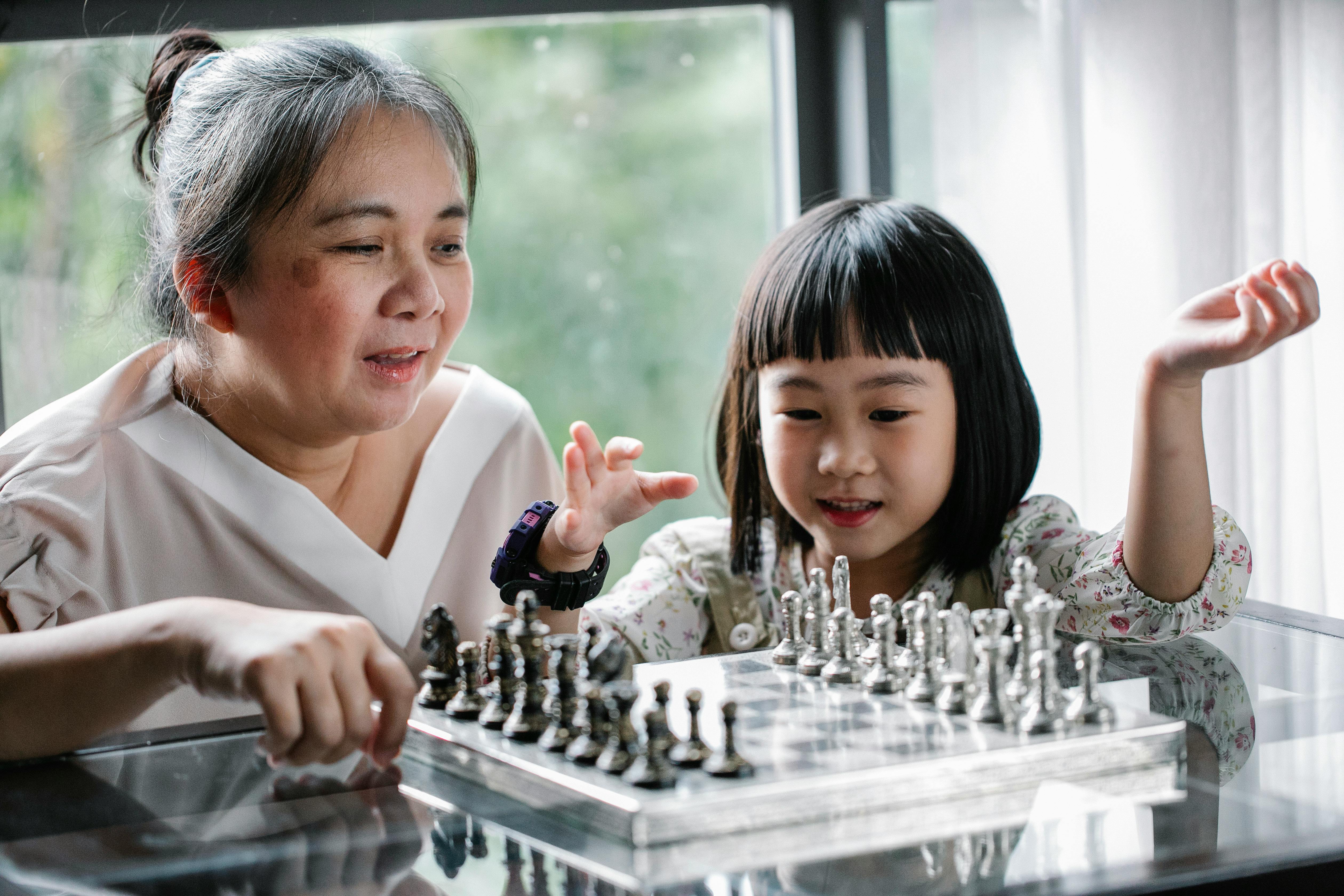 Una mujer y una niña jugando al ajedrez | Fuente: Pexels