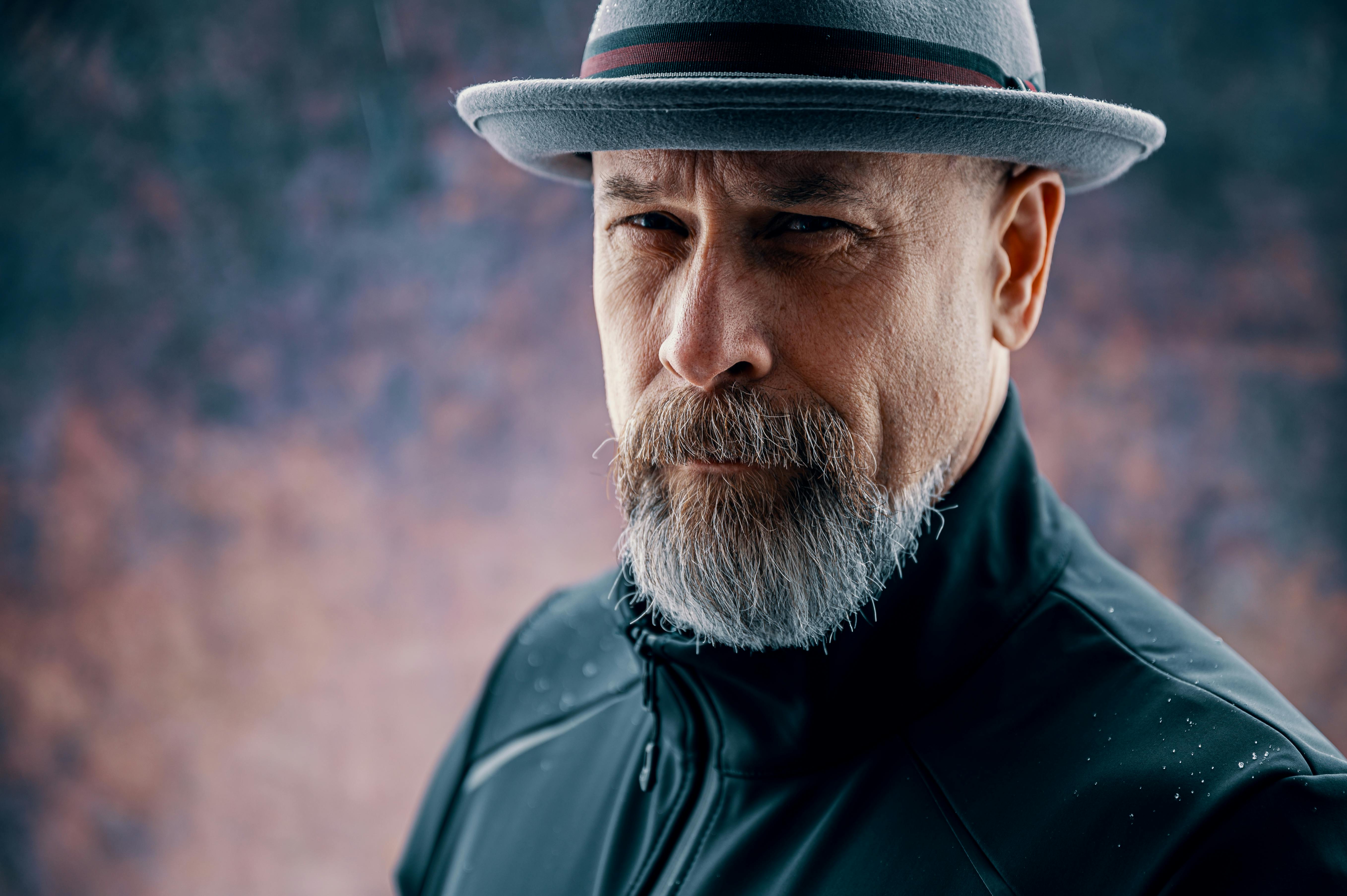 Un hombre serio | Fuente: Pexels