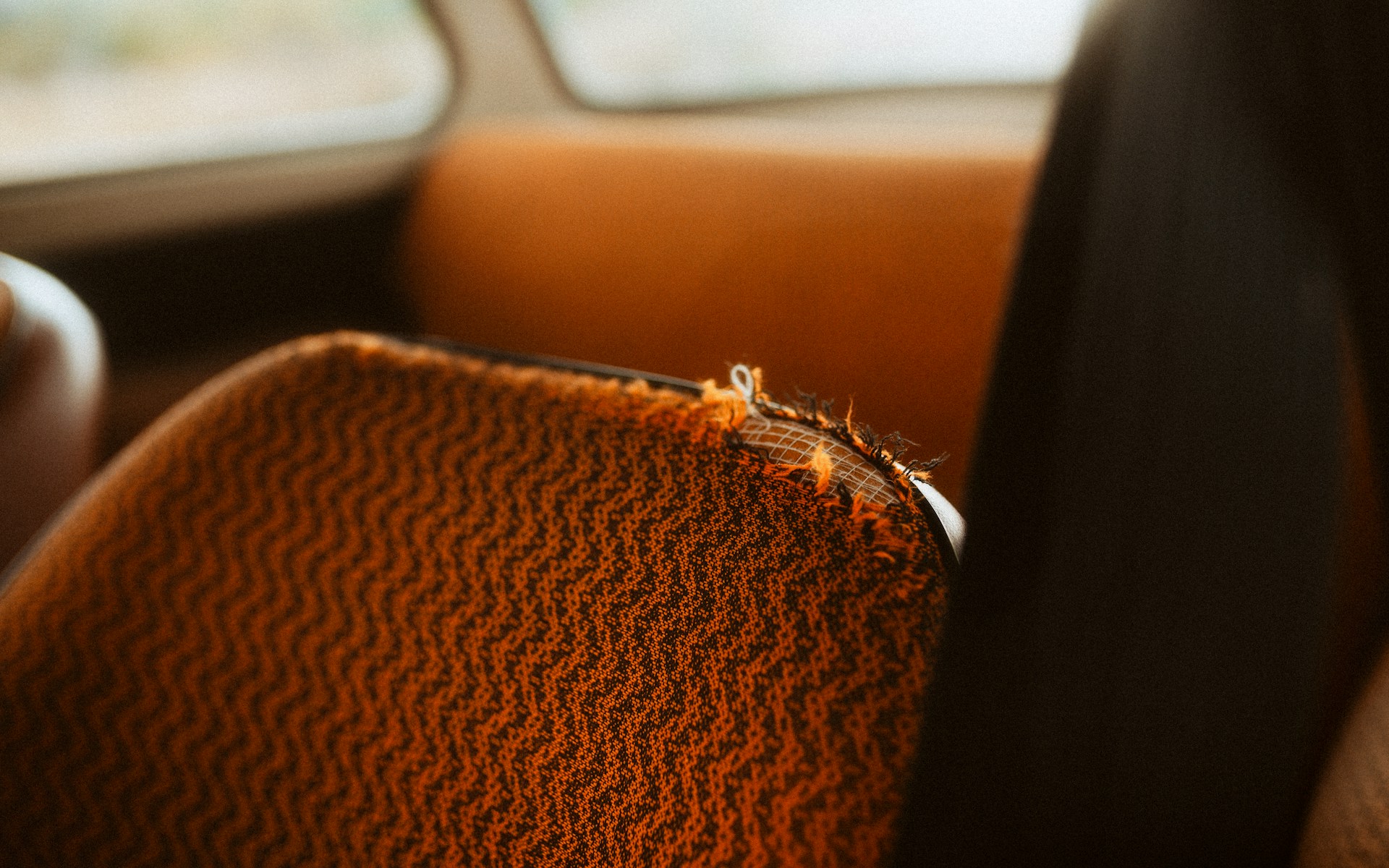 Un asiento con una funda de ganchillo desgastada | Fuente: Unsplash
