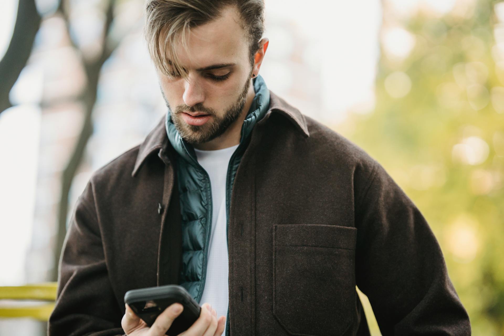 Un hombre mirando su teléfono | Fuente: Pexels