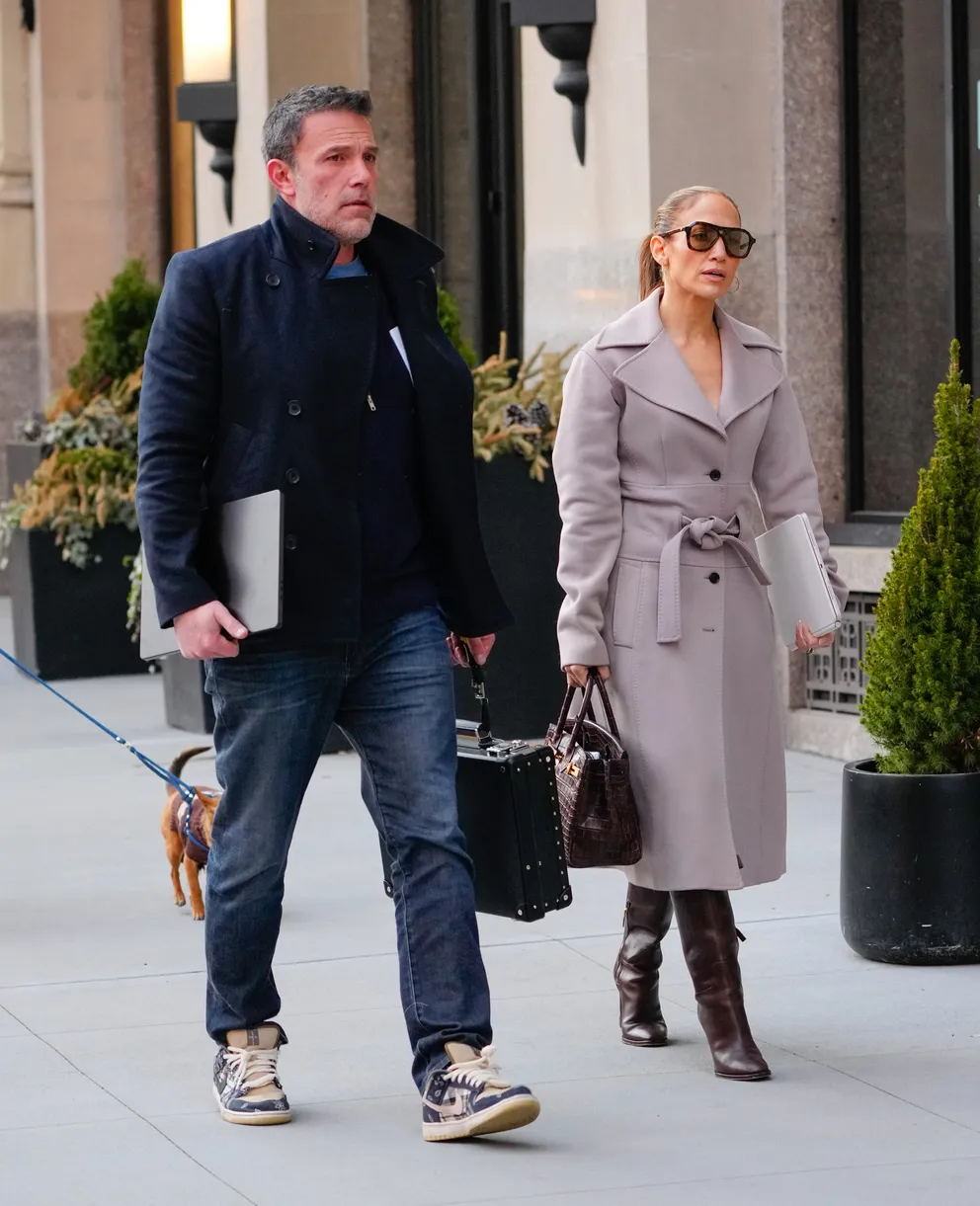 Ben Affleck y Jennifer Lopez paseando por las calles de Nueva York el 29 de marzo de 2024. | Fuente: Getty Images
