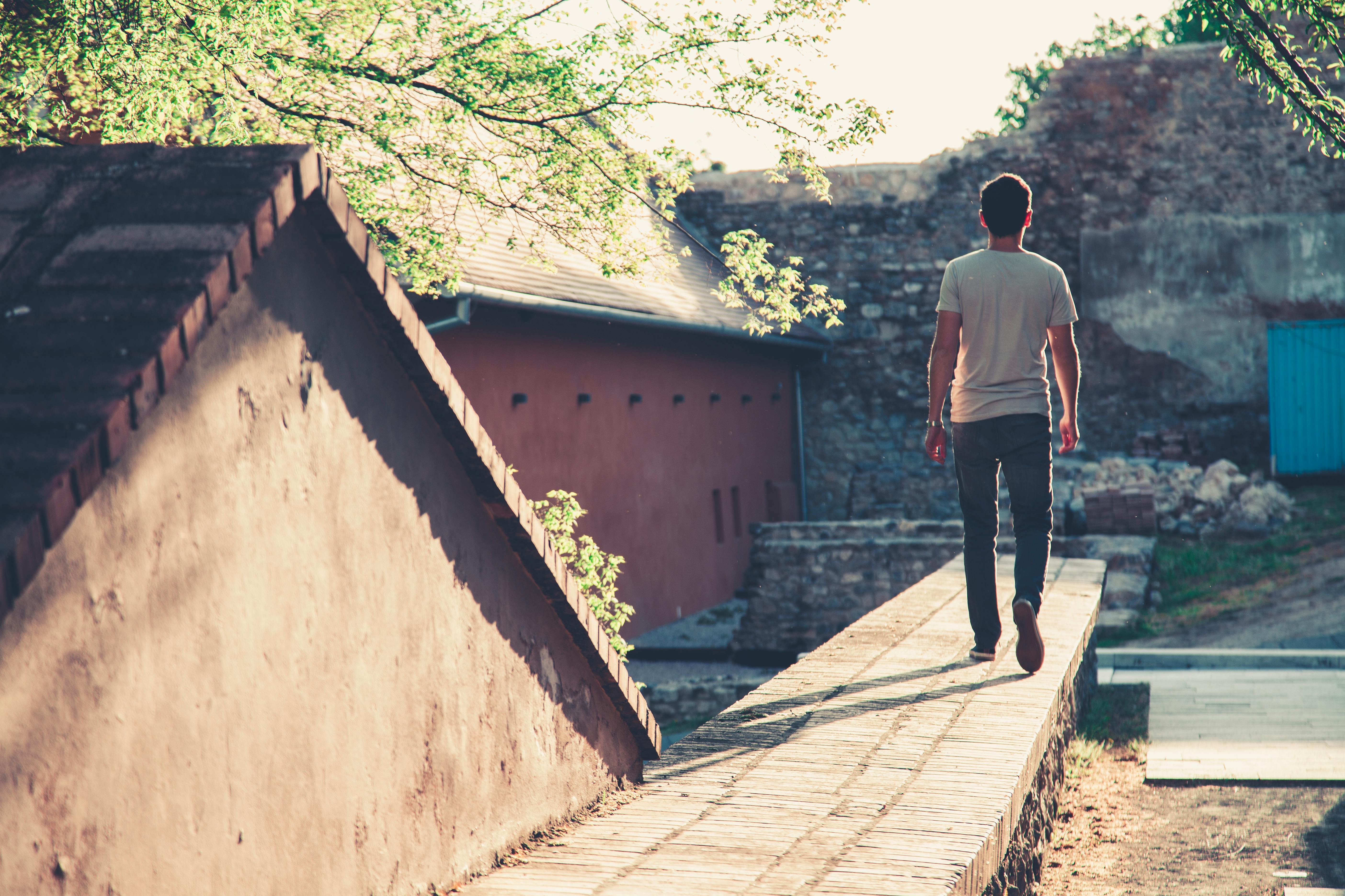 Un hombre alejándose | Fuente: Pexels