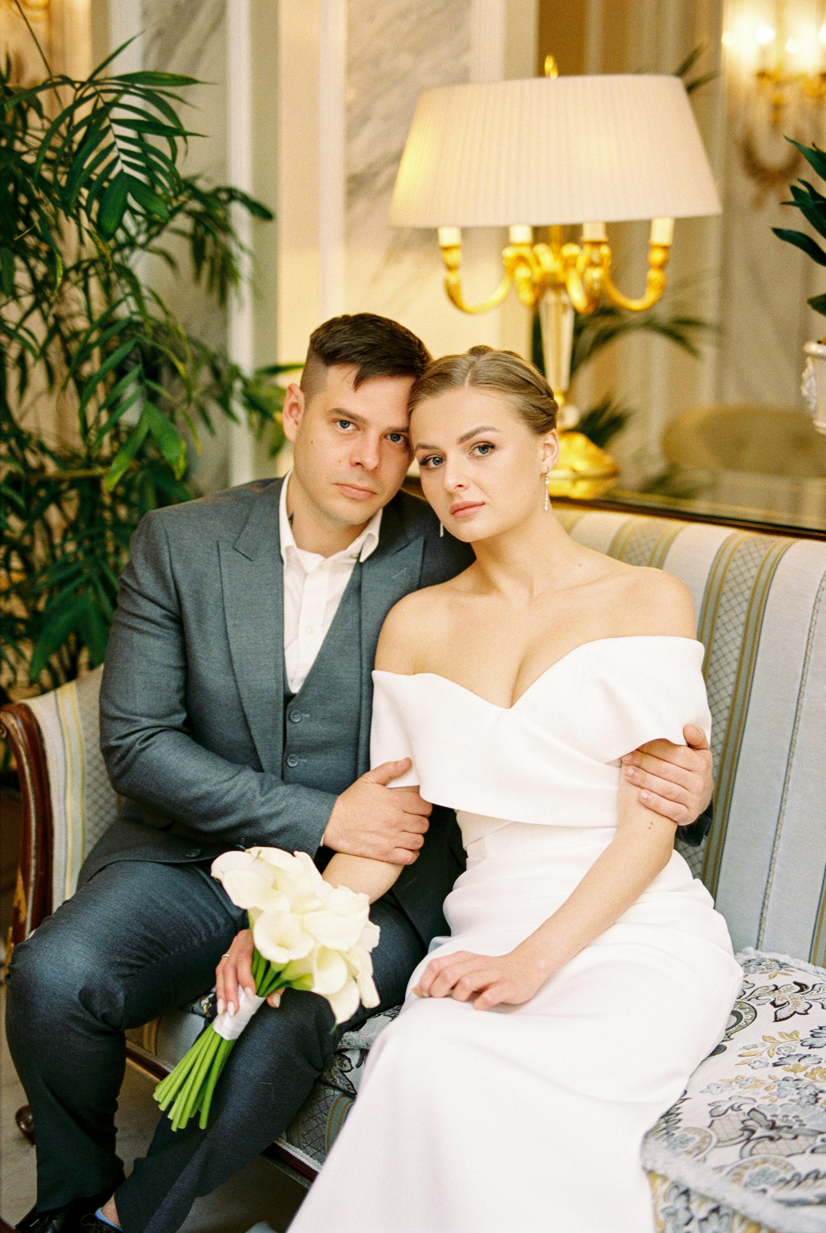 Una pareja posando en su boda | Fuente: Pexels